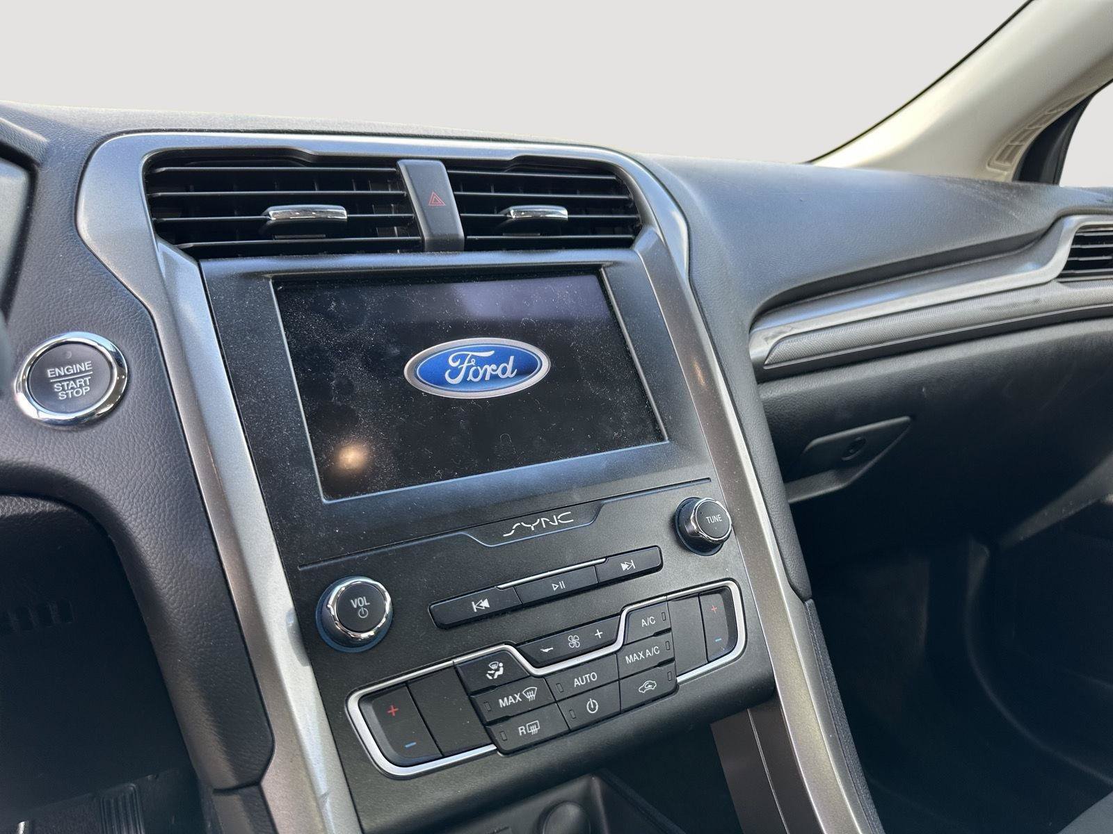 Used 2019 Ford Fusion SE FWD image 12
