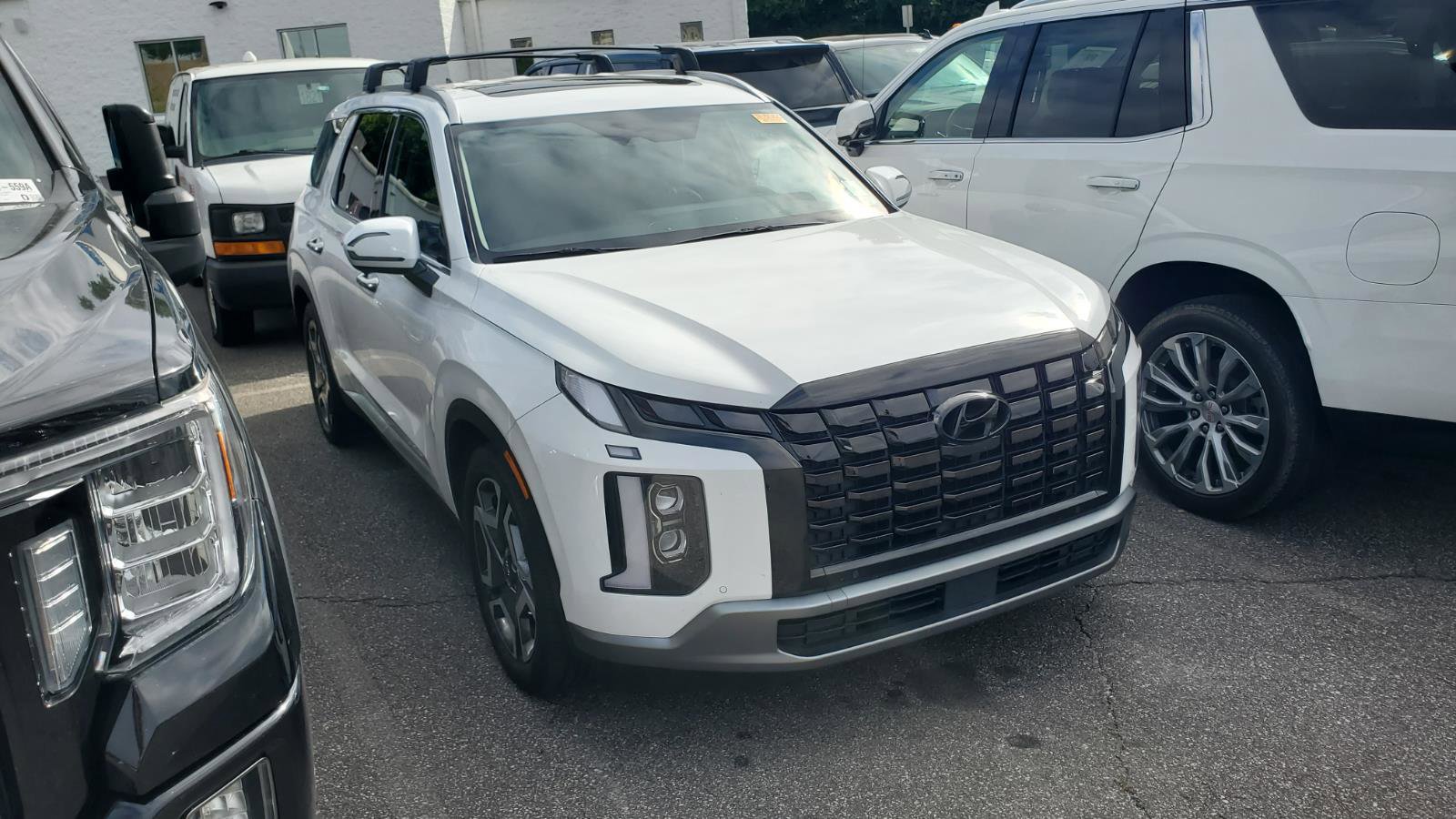 Used 2023 Hyundai Palisade Limited AWD/4WD image 2