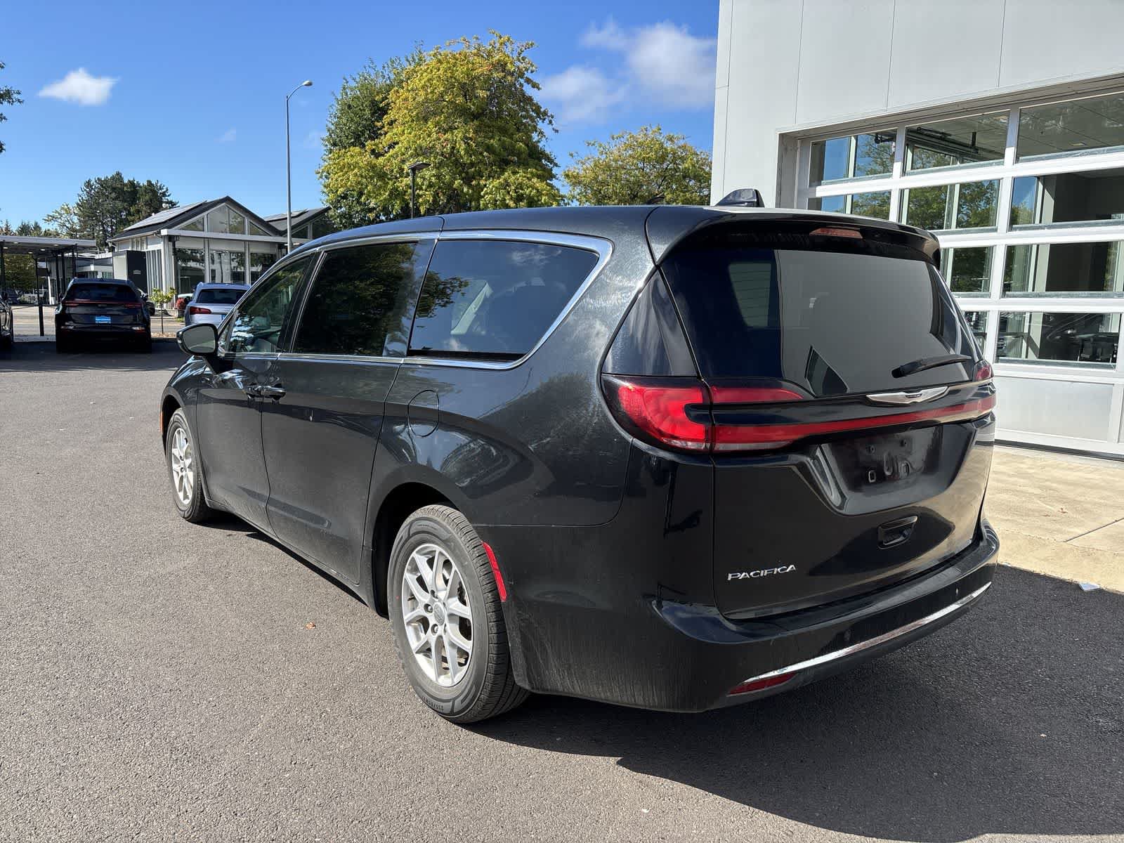 Used 2023 Chrysler Pacifica Touring-L FWD image 3