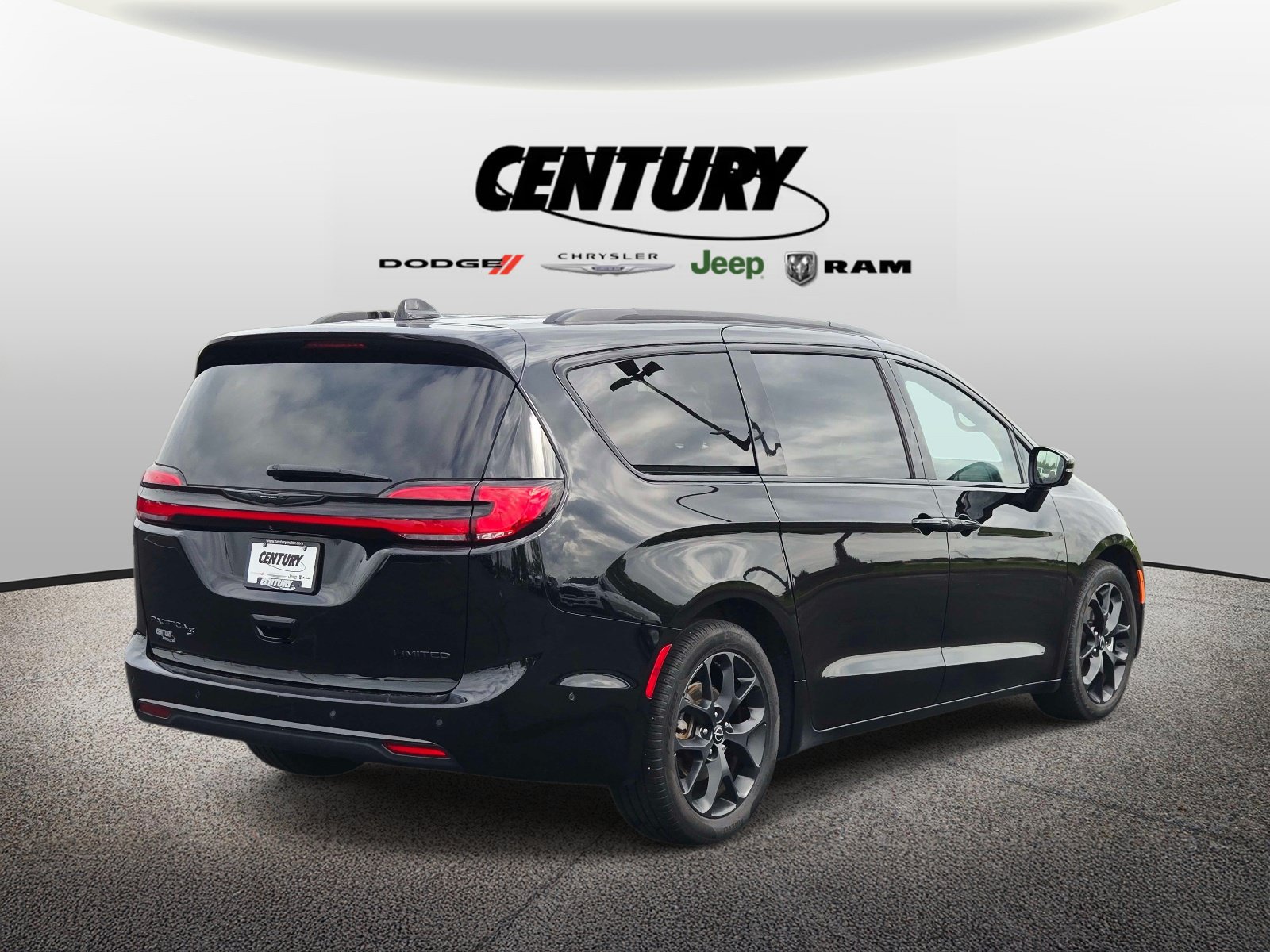 Used 2025 Chrysler Pacifica Limited FWD image 4