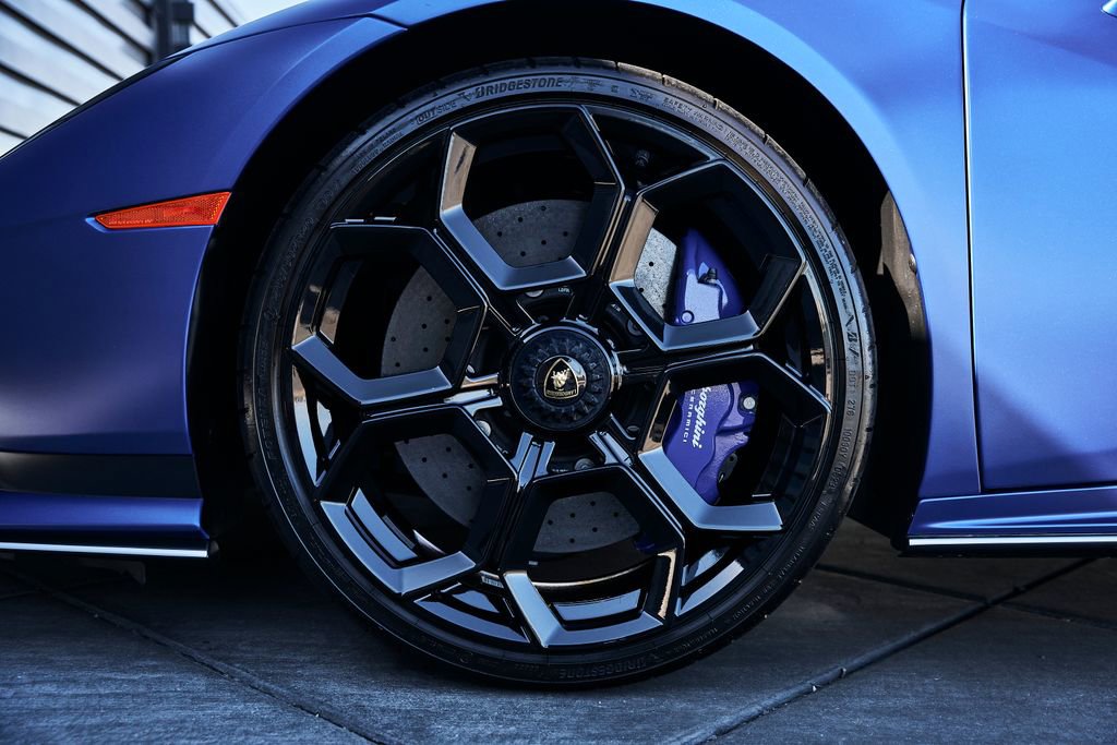 Used 2023 Lamborghini Huracan Tecnica image 3