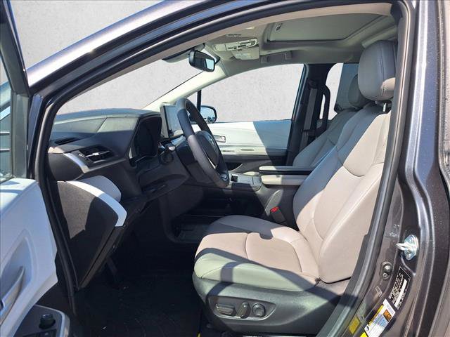 Used 2025 Toyota Sienna XLE w/ XLE Plus Package image 11