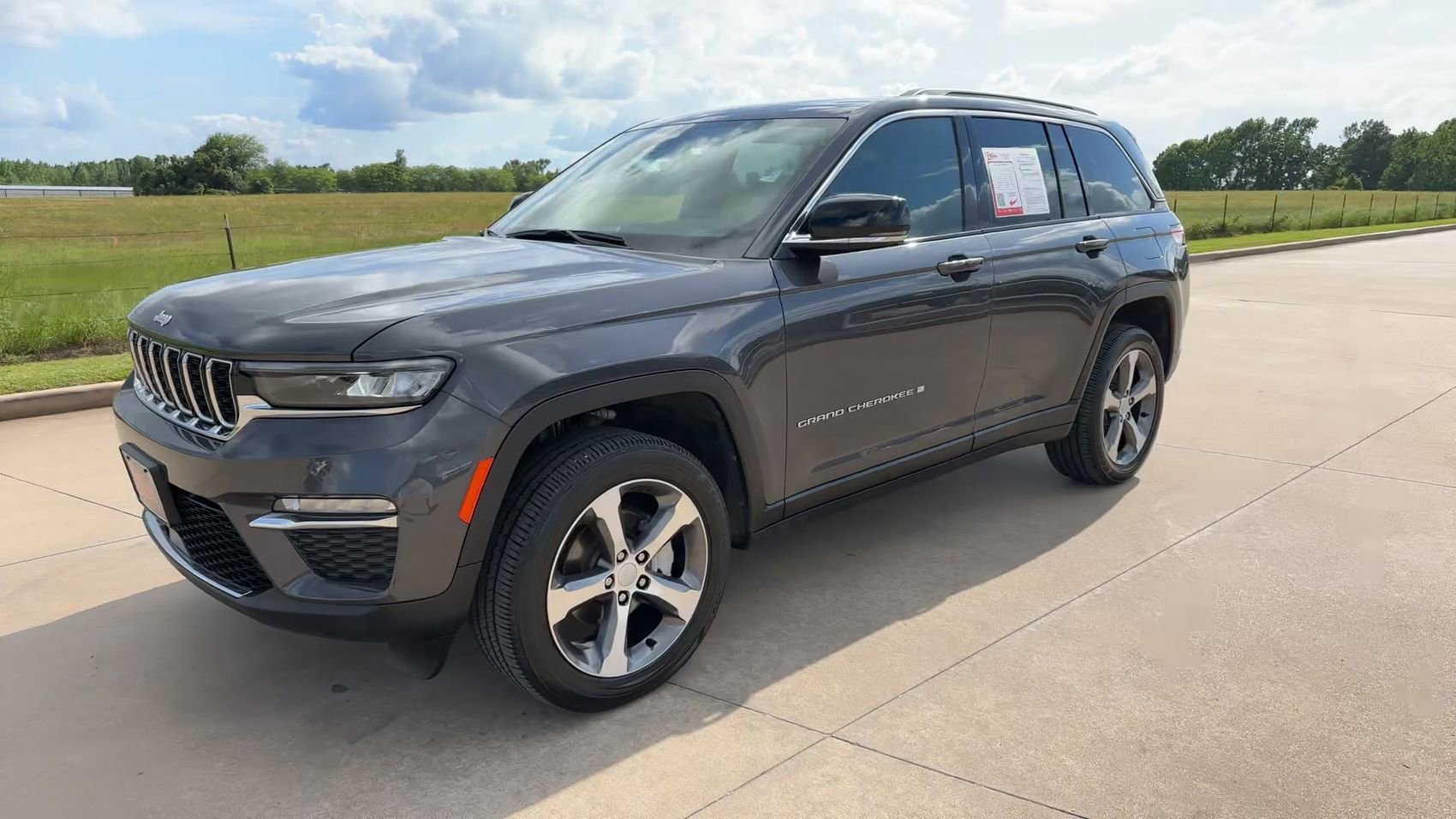 Used 2025 Jeep Grand Cherokee Limited image 3