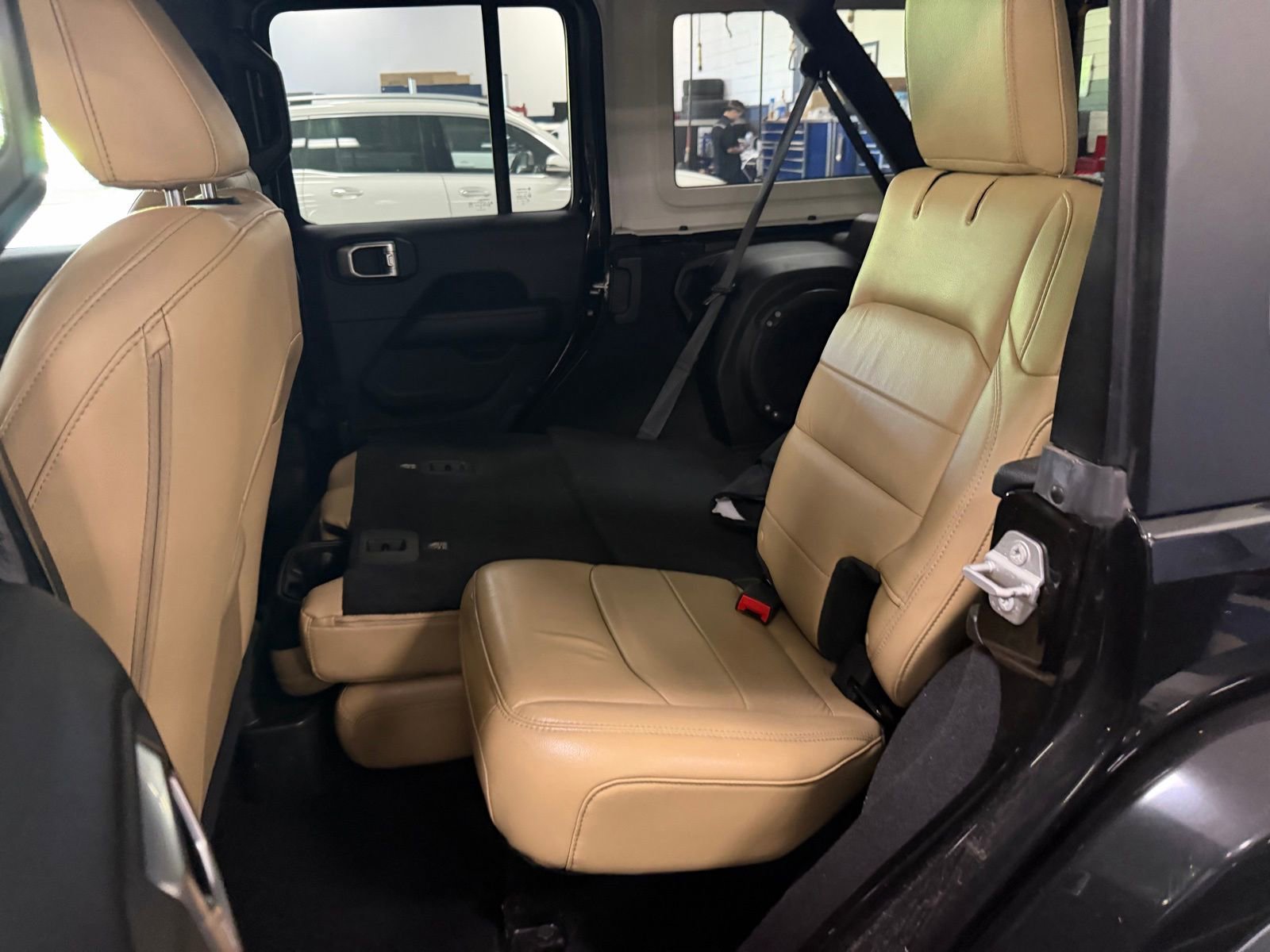 Used 2018 Jeep Wrangler Unlimited Sahara image 6