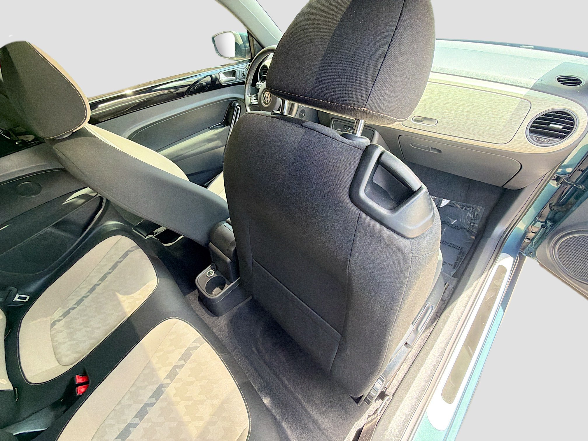 Used 2018 Volkswagen Beetle 2.0T Coast FWD image 27