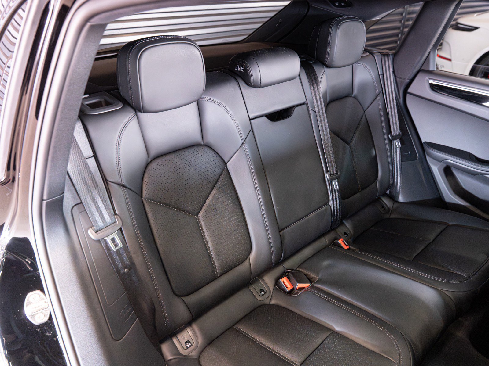 Certified 2025 Porsche Macan S image 6