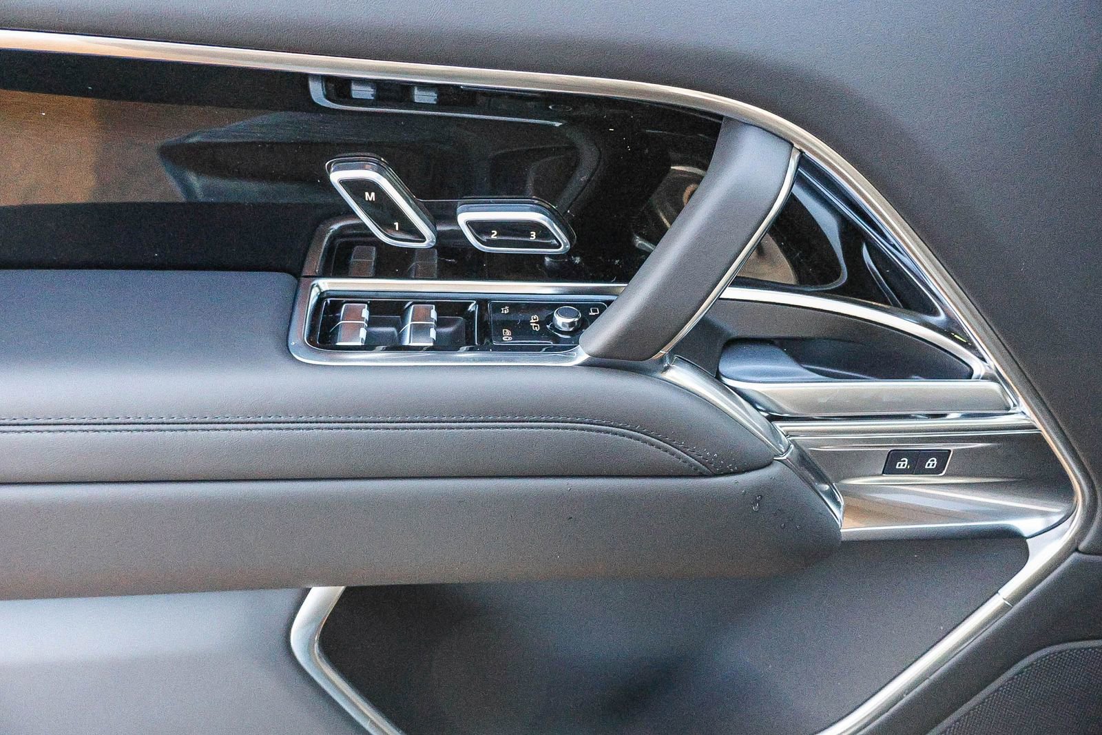 New 2026 Land Rover Range Rover SE image 31