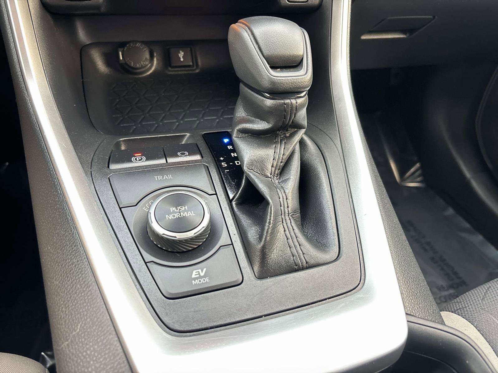 Used 2021 Toyota RAV4 XLE w/ Convenience Package image 31