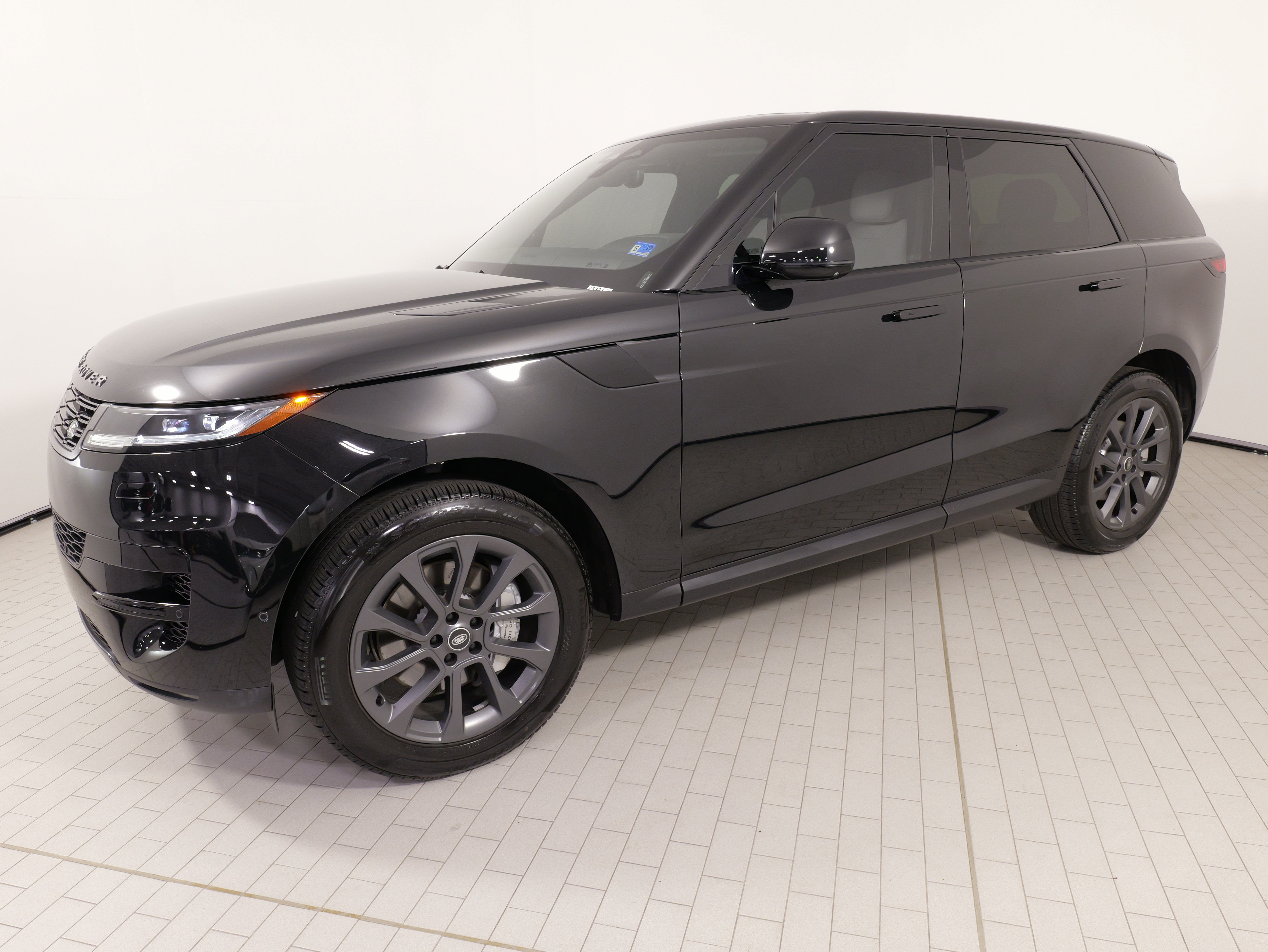 Used 2025 Land Rover Range Rover Sport AWD/4WD image 1