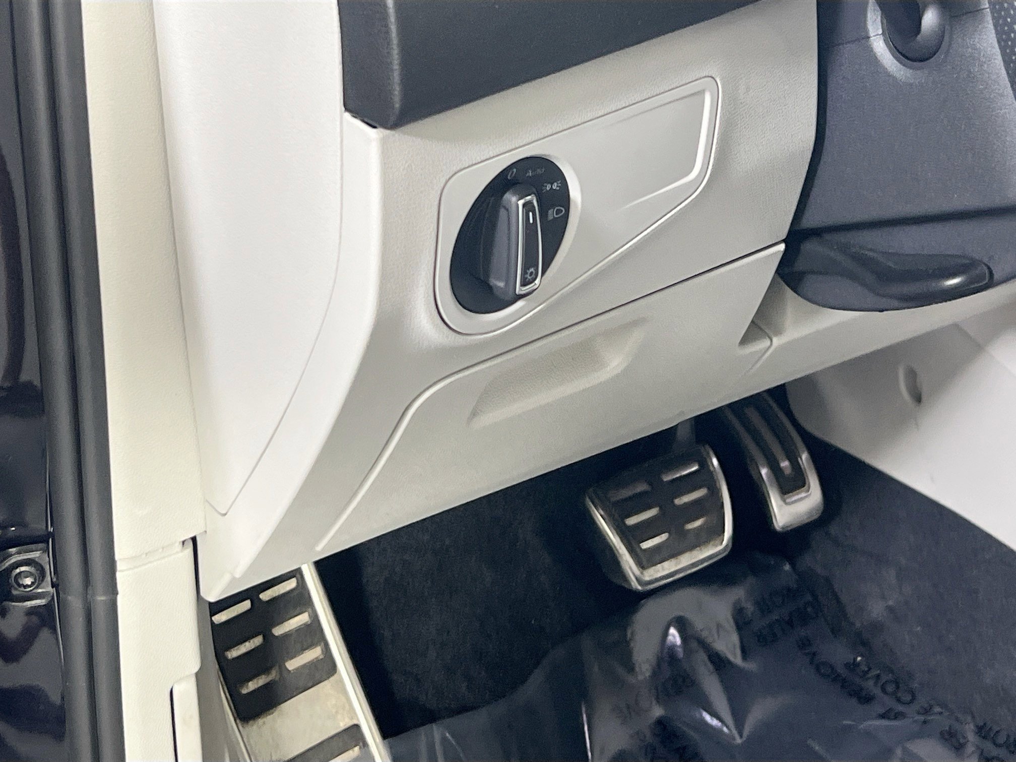 Used 2022 Volkswagen Tiguan SE R-Line image 10