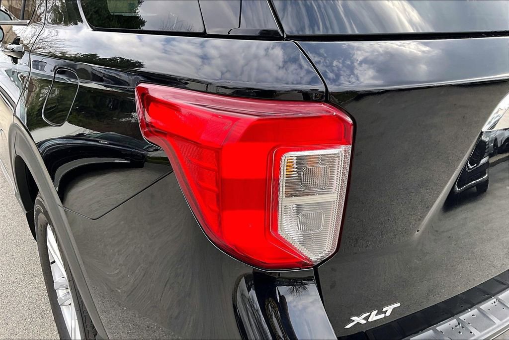 Used 2022 Ford Explorer XLT image 32
