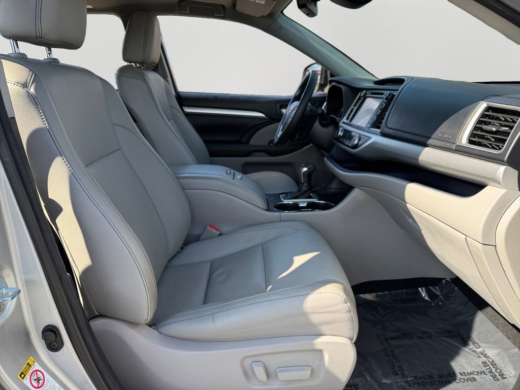 Used 2017 Toyota Highlander XLE w/ Carpet Mat Package image 7