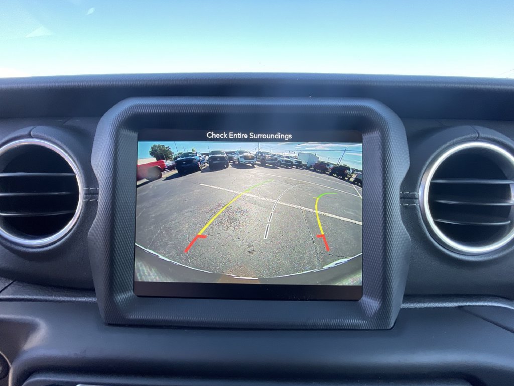 Used 2018 Jeep Wrangler Unlimited Sahara AWD/4WD image 15