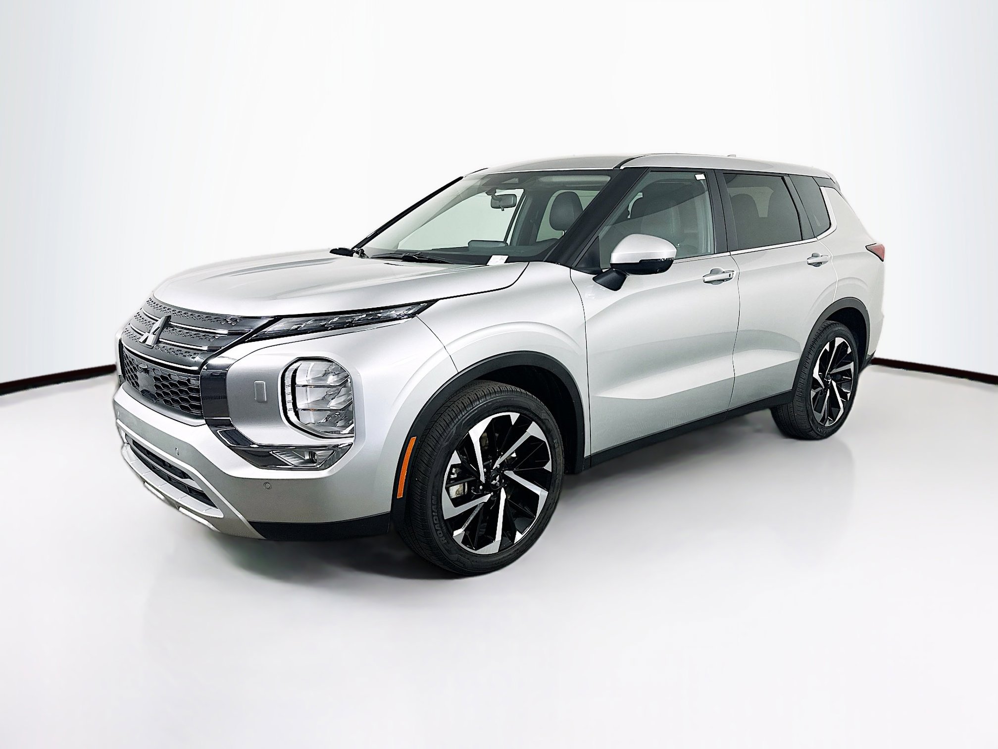 Used 2024 Mitsubishi Outlander SE image 3