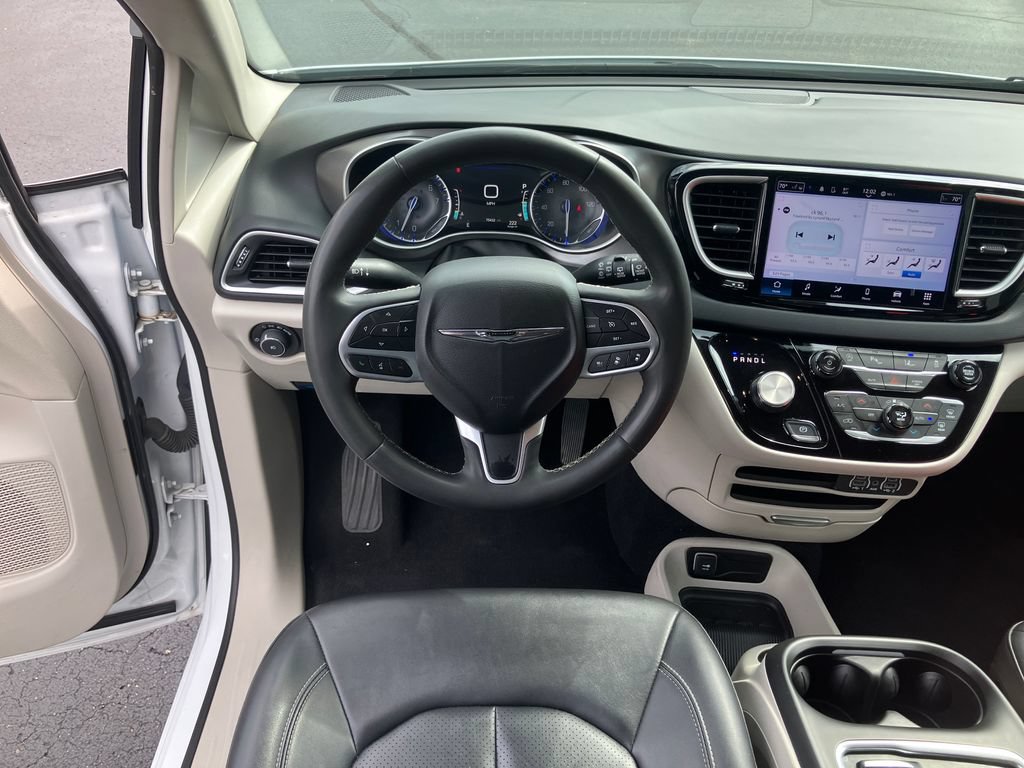 Used 2024 Chrysler Pacifica Touring-L FWD image 14