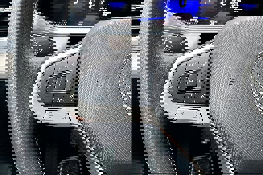 Certified 2025 Volkswagen Taos SE w/ Panoramic Sunroof Package image 21