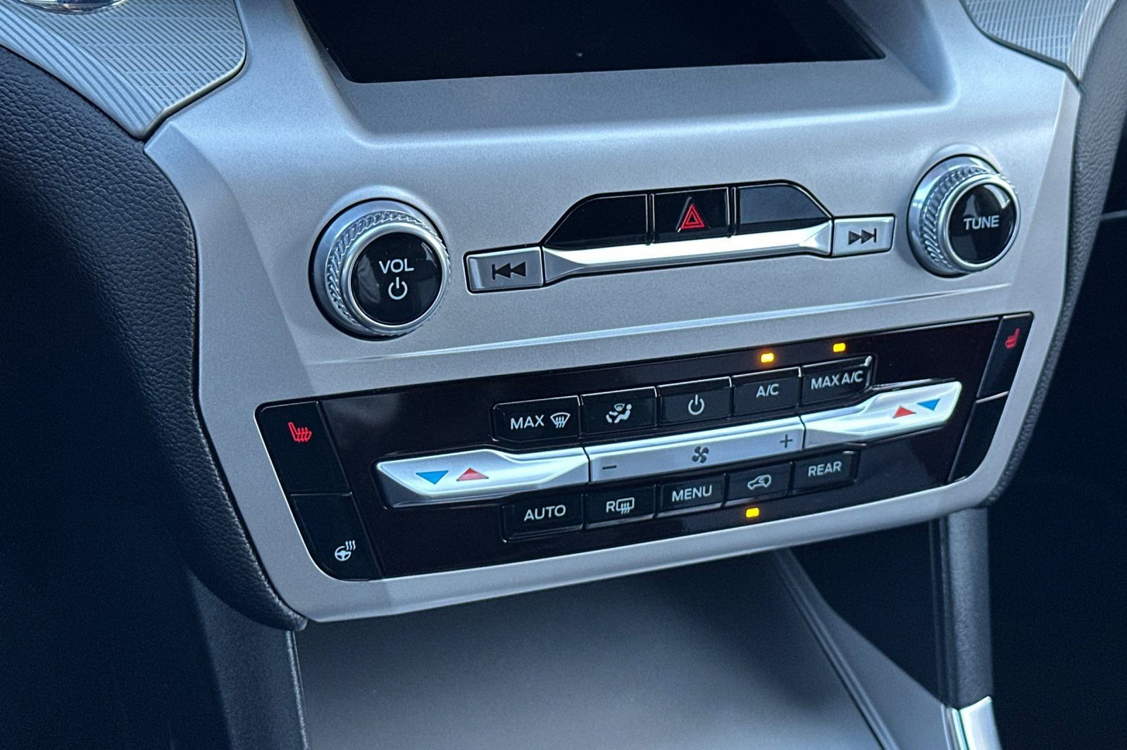 Used 2022 Ford Explorer XLT w/ Equipment Group 202A image 21