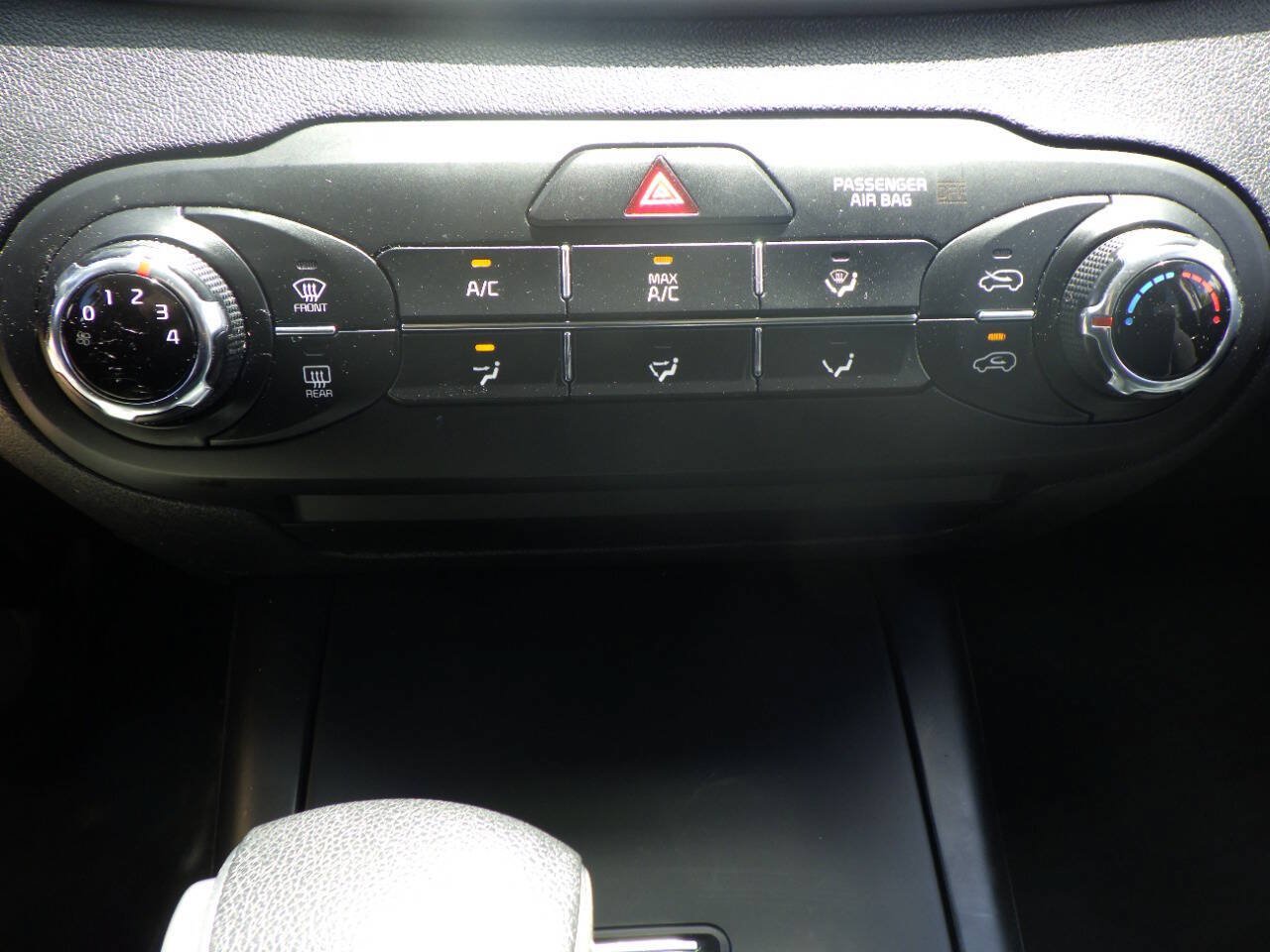 Used 2020 Kia Sorento AWD V6 image 29
