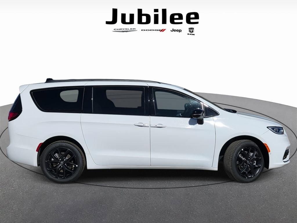 New 2026 Chrysler Pacifica Limited w/ Uconnect Theater Family Group image 46