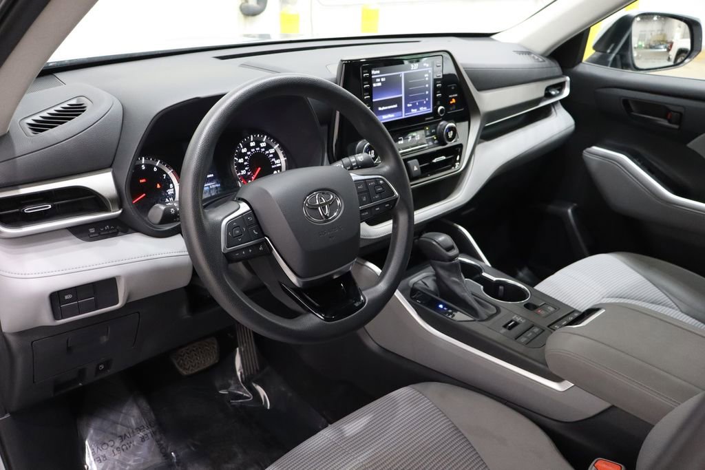 Used 2021 Toyota Highlander L image 22