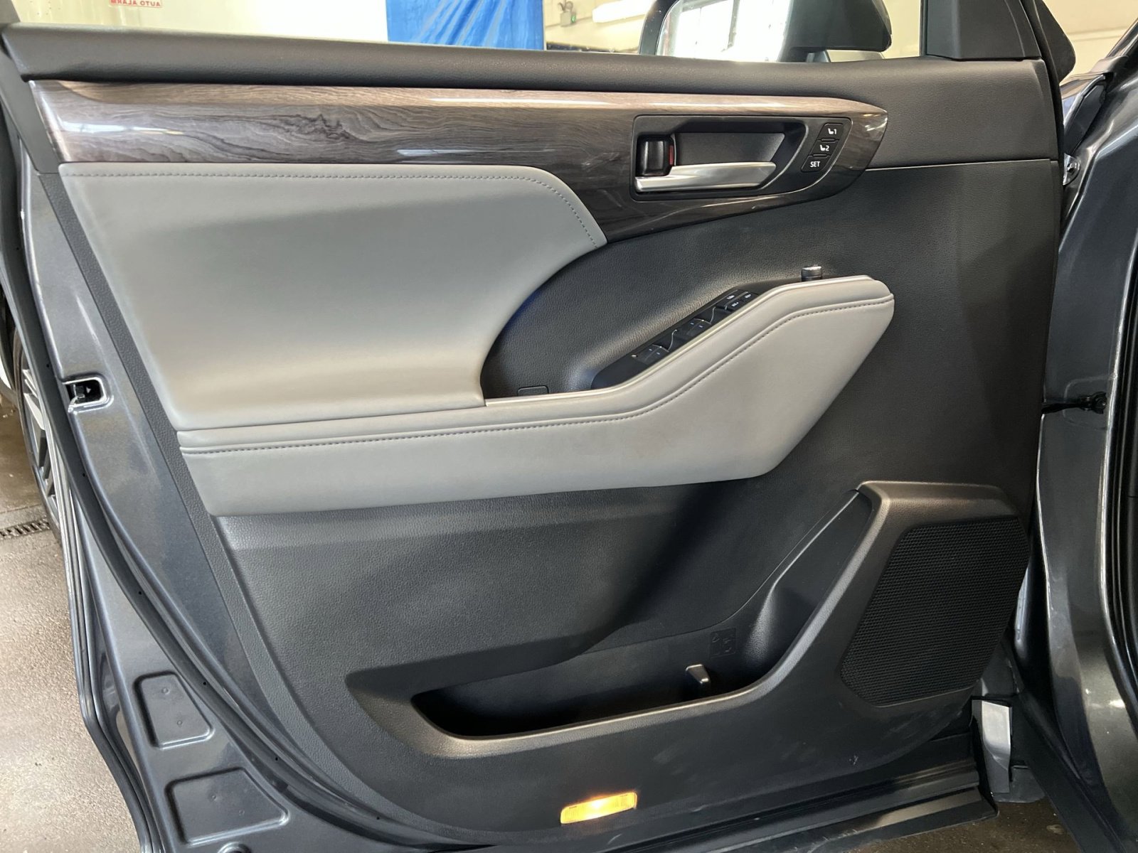 Used 2020 Toyota Highlander Limited image 14