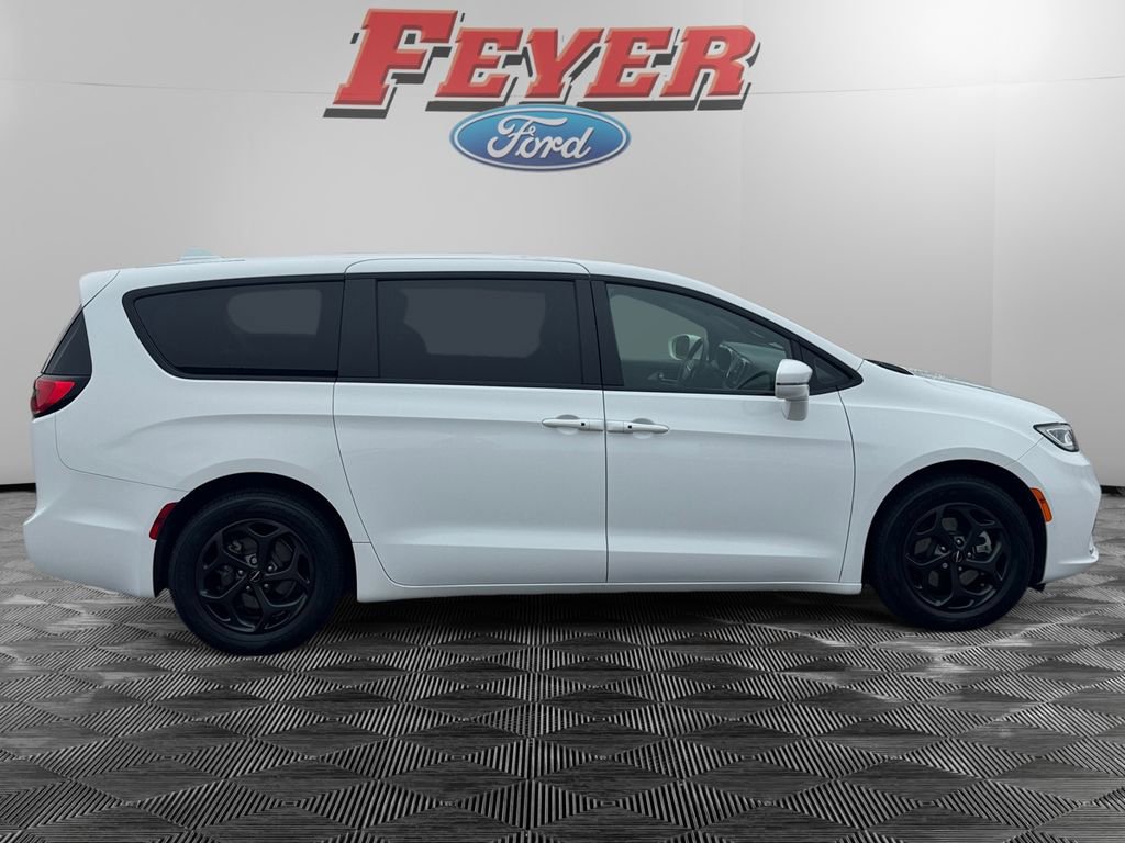 Used 2022 Chrysler Pacifica Touring-L w/ S Appearance Package image 6