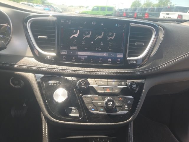 Used 2024 Chrysler Pacifica Premium FWD image 30