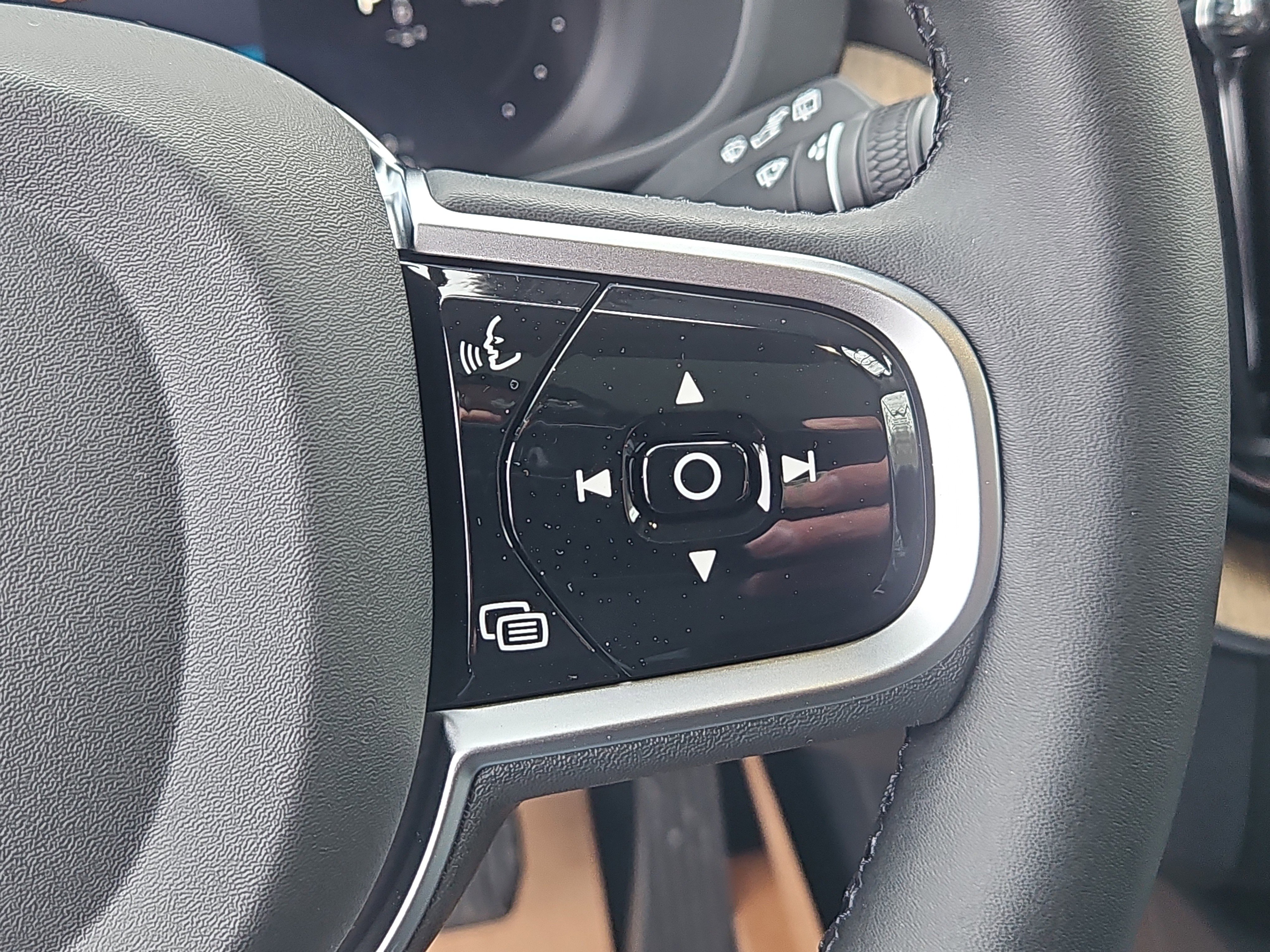 New 2026 Volvo XC60 T8 Ultra w/ Protection Package Premier image 16