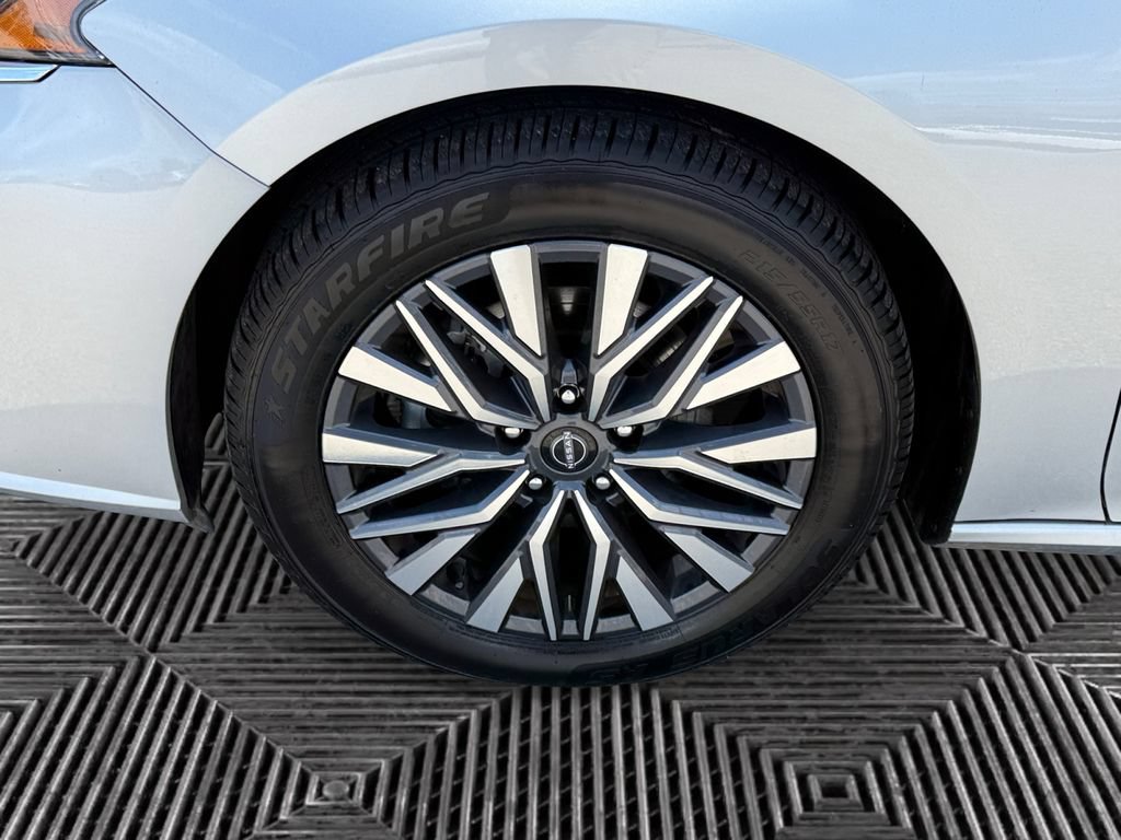 Used 2025 Nissan Altima 2.5 SV FWD image 14
