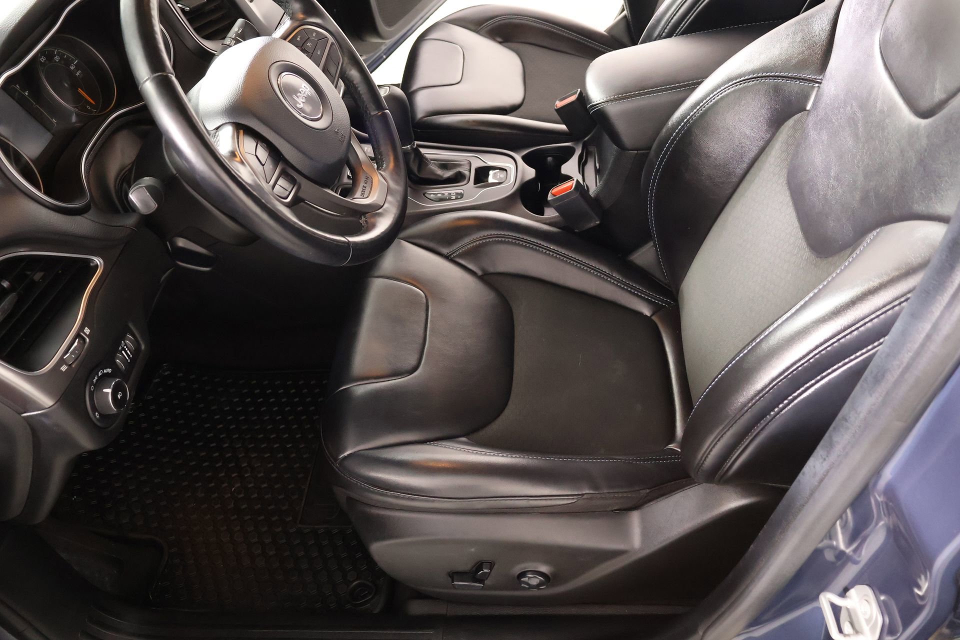 Used 2020 Jeep Cherokee Latitude Plus w/ Cold Weather Group image 11