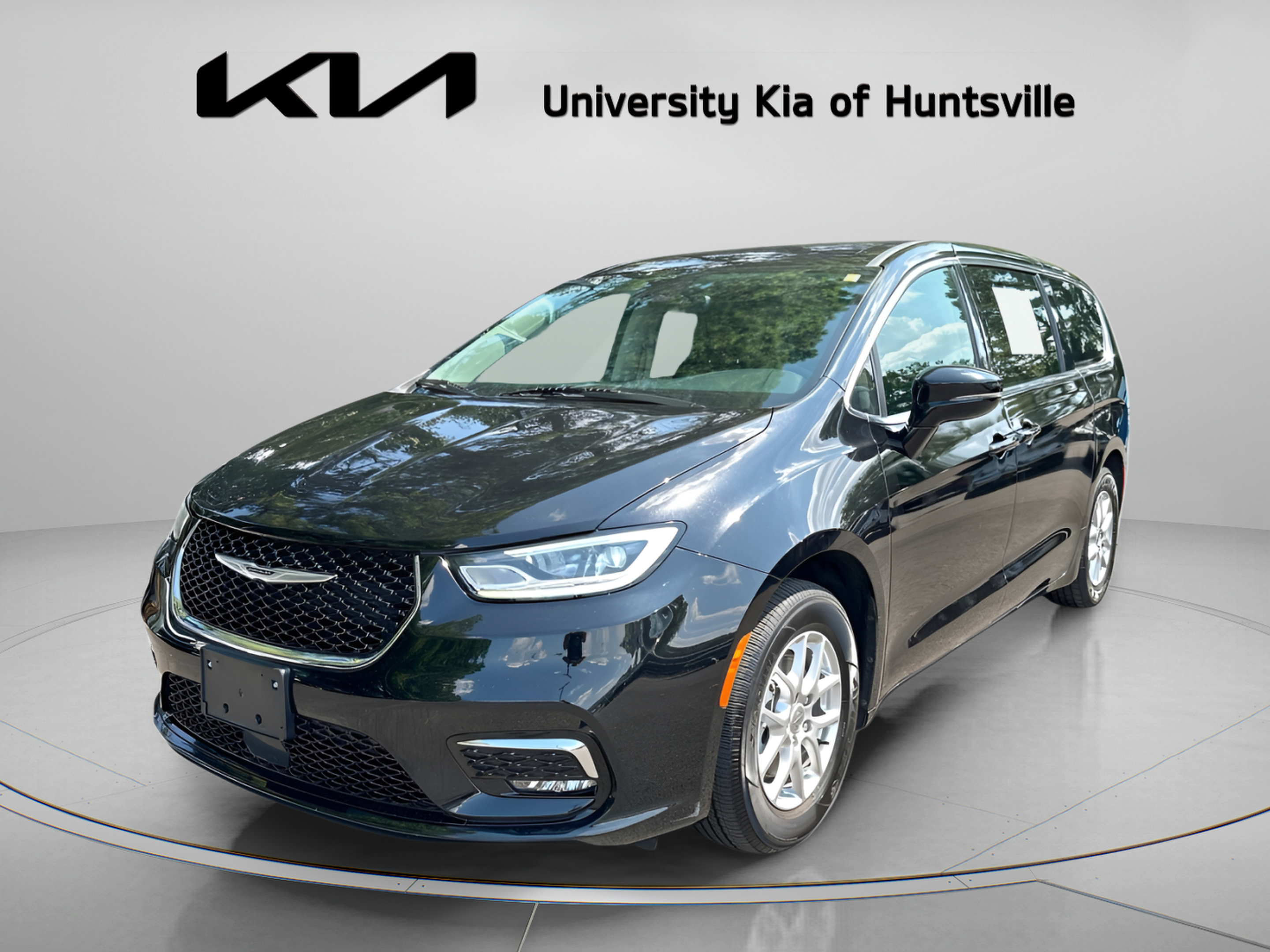 Used 2024 Chrysler Pacifica Touring-L FWD image 4