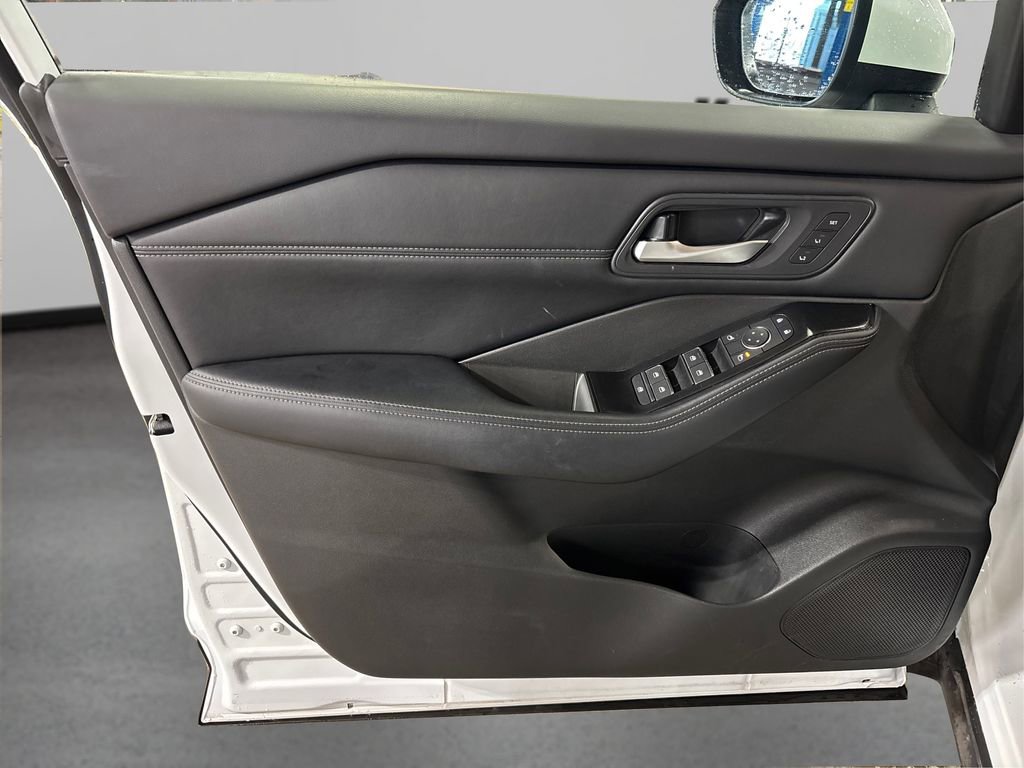 Used 2024 Nissan Rogue SL w/ SL Premium Package image 22