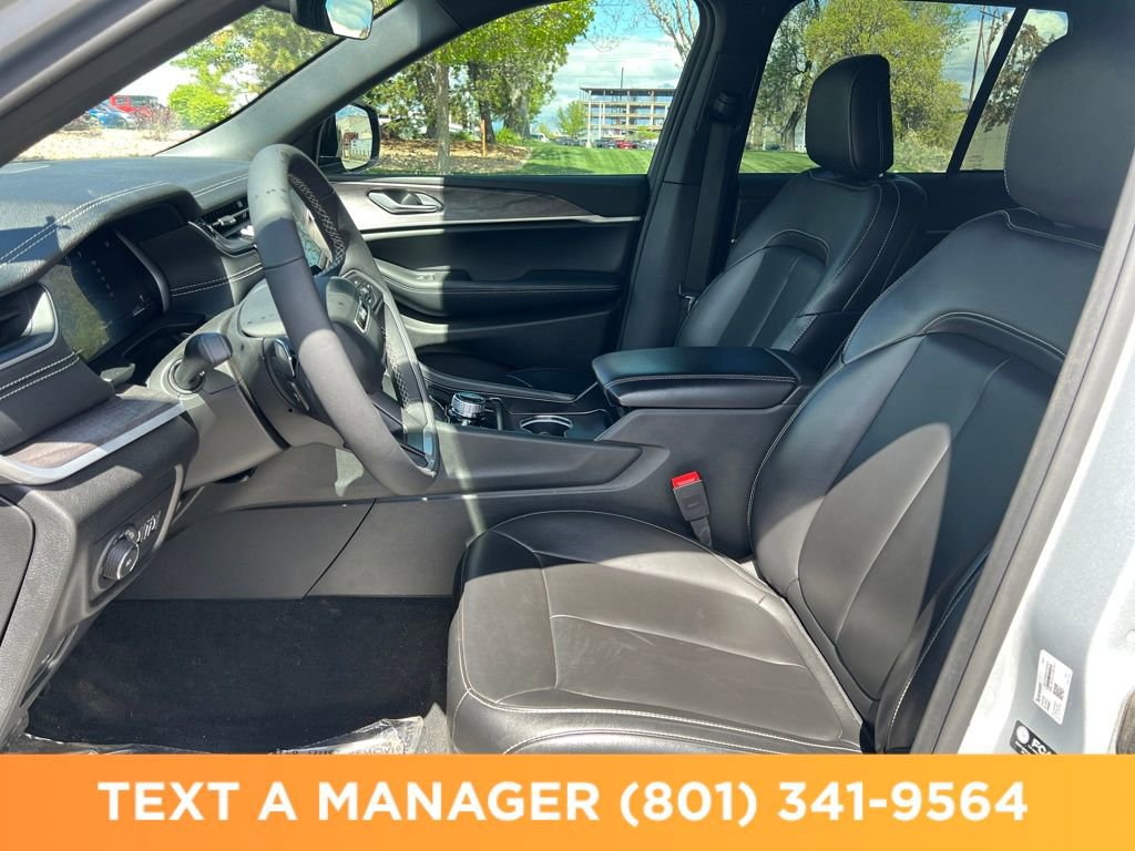 Used 2025 Jeep Grand Cherokee Limited w/ Black Appearance Package image 9