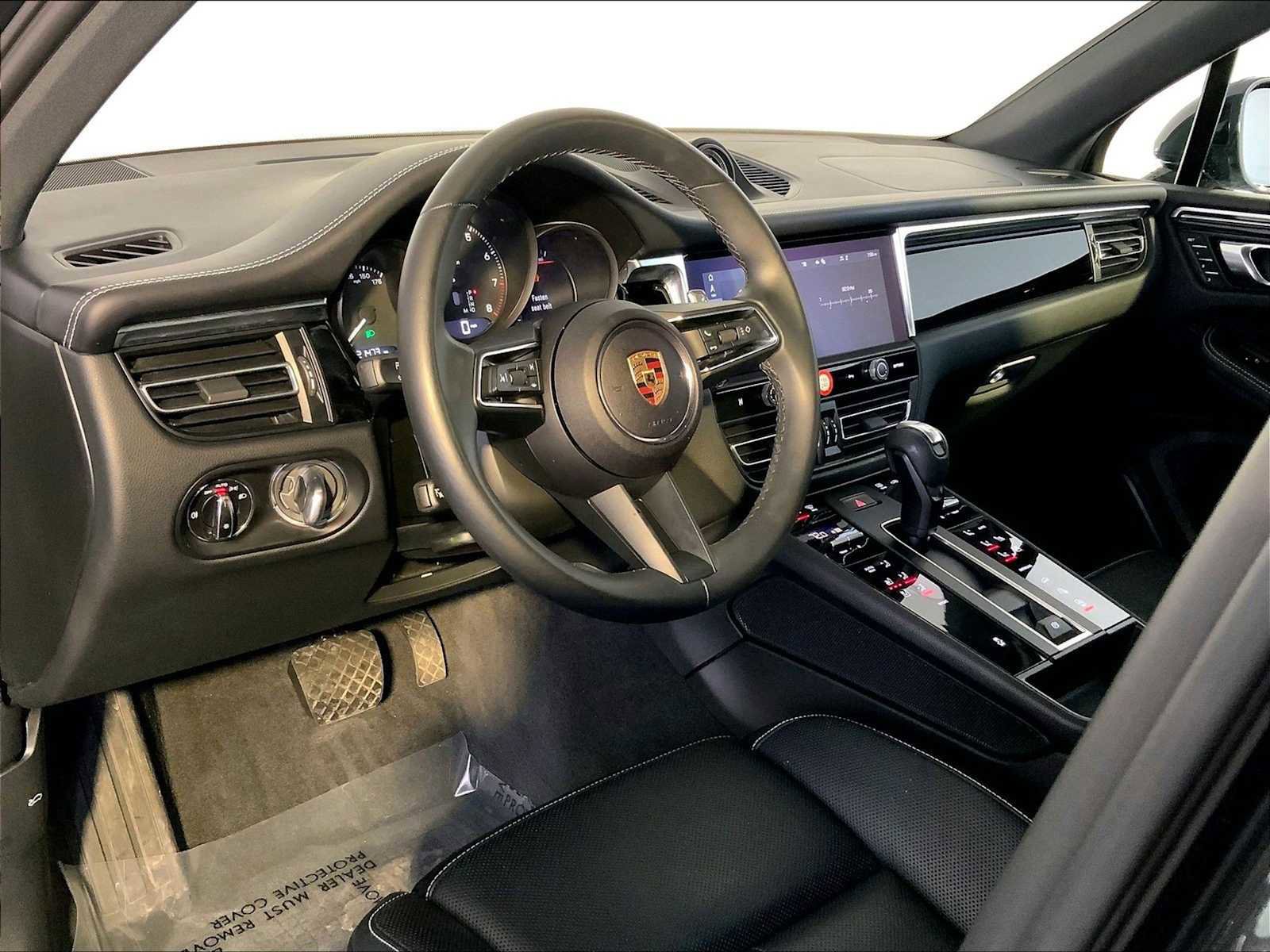 Certified 2024 Porsche Macan image 4