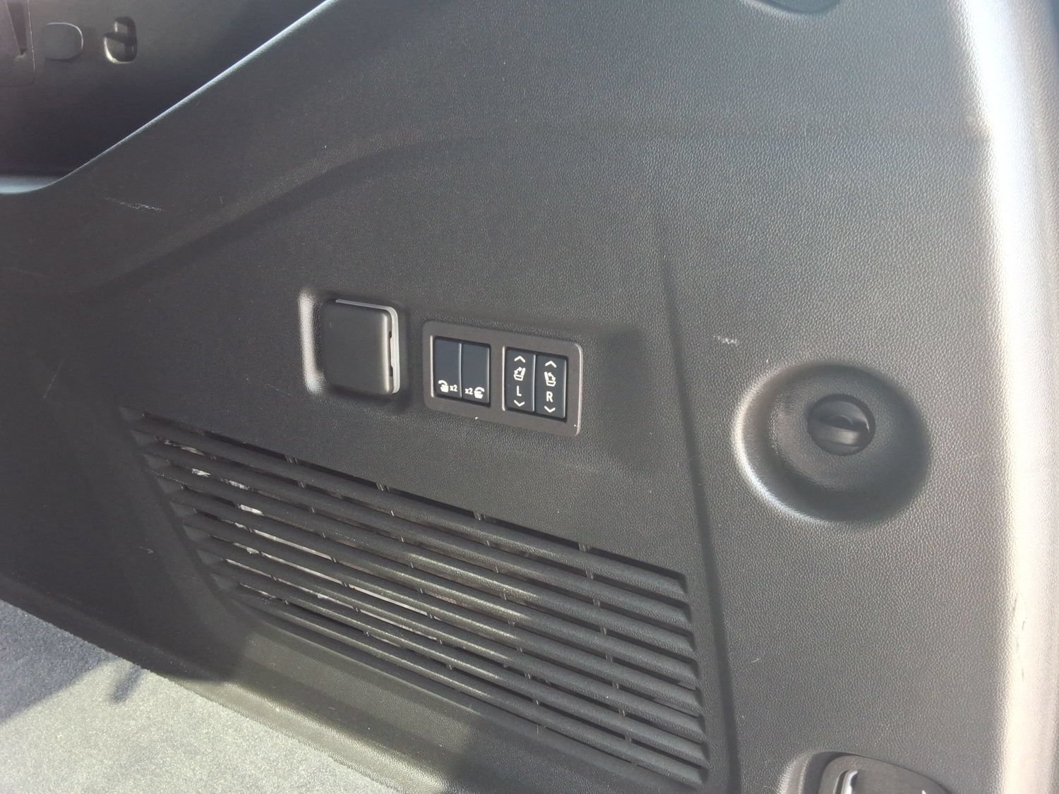 Used 2024 GMC Yukon XL Denali AWD/4WD image 28