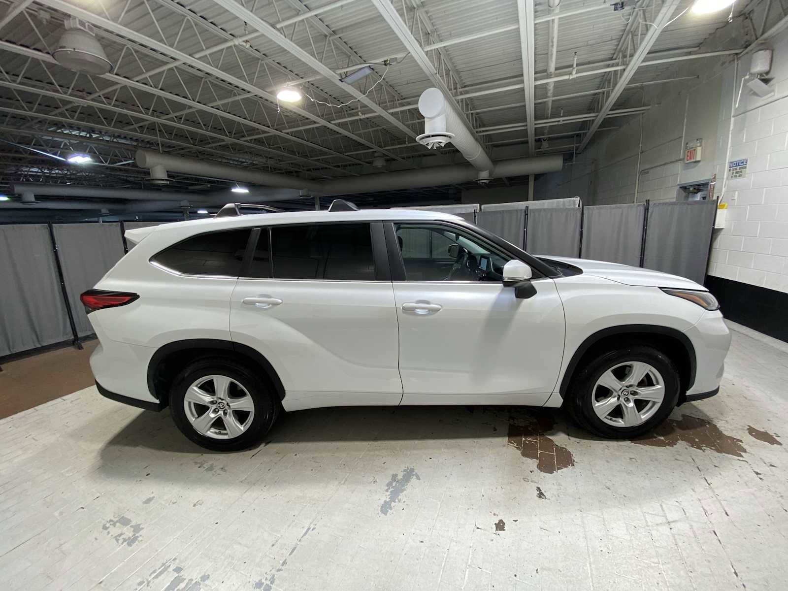 Used 2023 Toyota Highlander LE FWD image 27