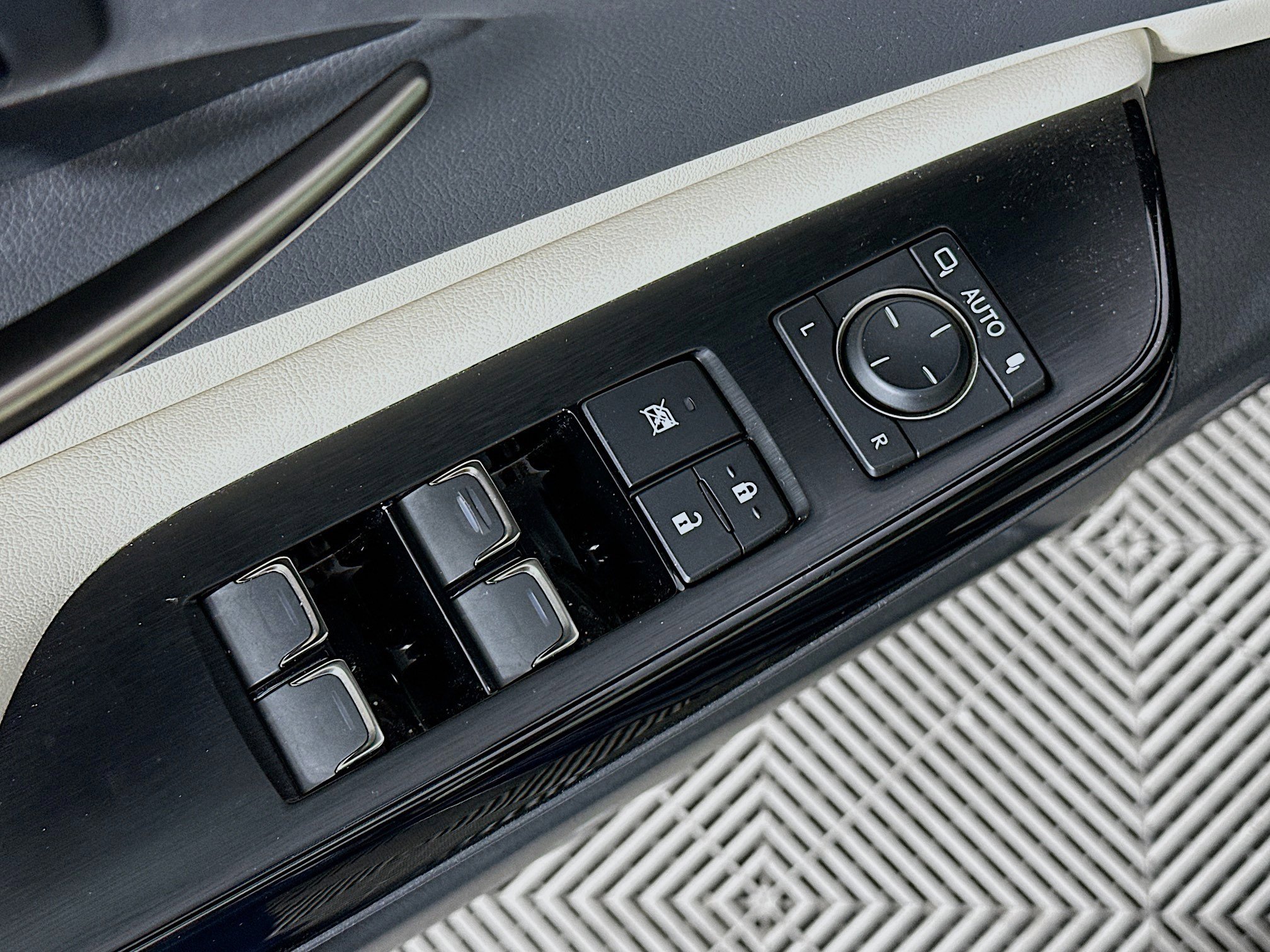 Used 2025 Lexus ES 300h w/ Premium Package image 18