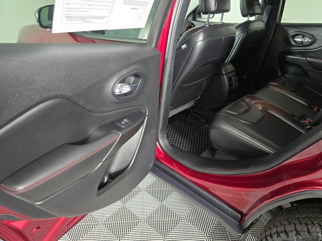 Used 2021 Jeep Cherokee Trailhawk w/ Technology Group image 35