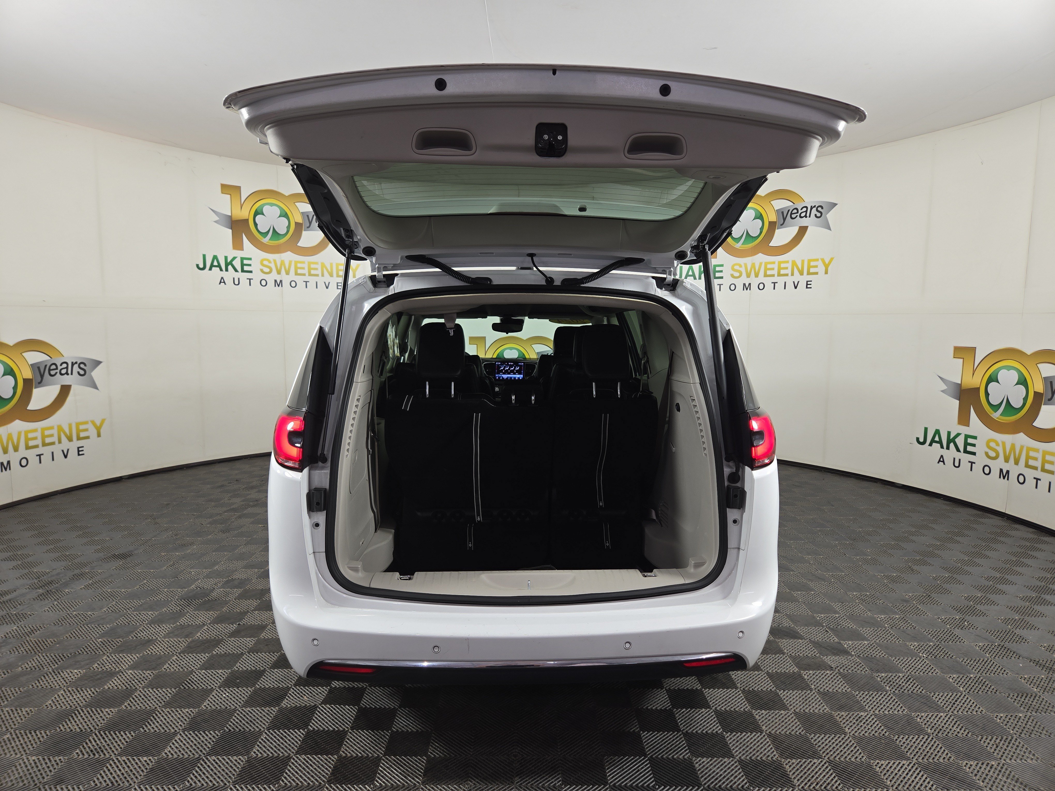 Used 2024 Chrysler Pacifica Limited FWD image 33