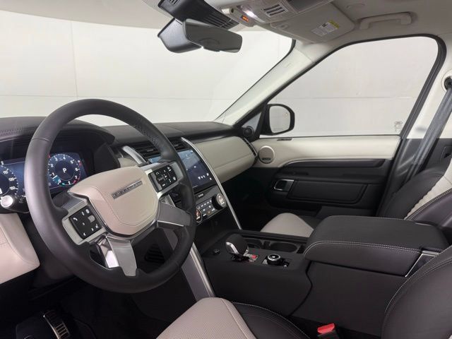 Used 2025 Land Rover Discovery Metropolitan Edition AWD/4WD image 16