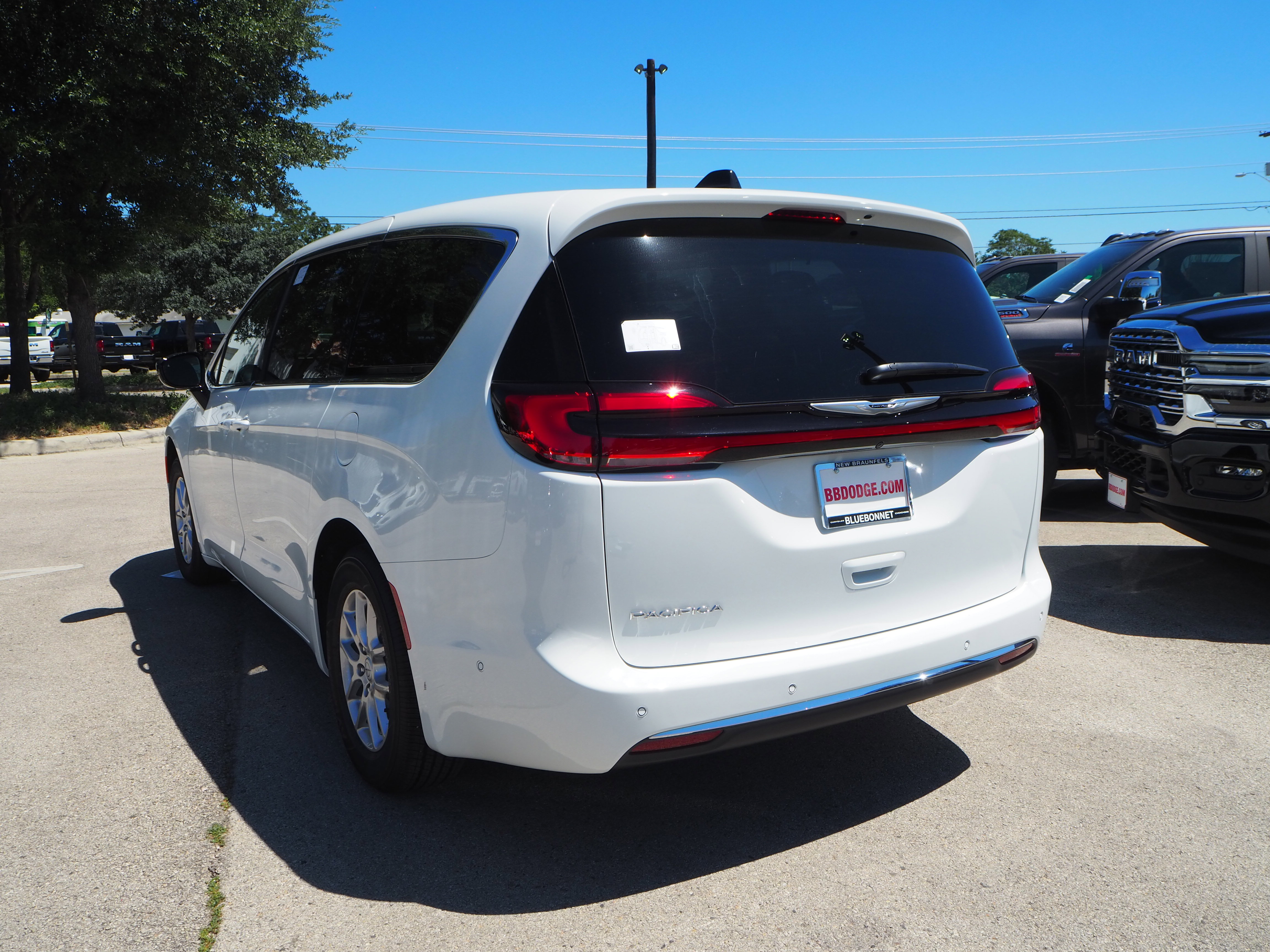 New 2025 Chrysler Pacifica Select w/ Uconnect Theater Family Group FWD image 8