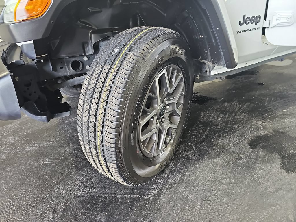Used 2025 Jeep Wrangler Unlimited Sahara AWD/4WD image 31
