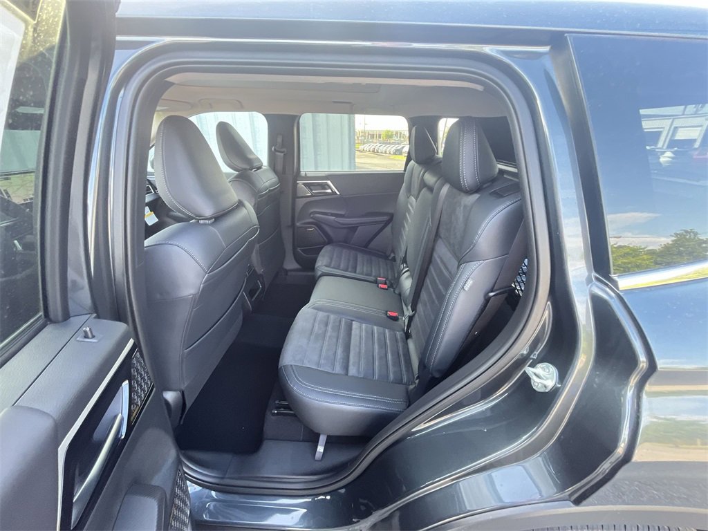 New 2025 Mitsubishi Outlander SE image 23