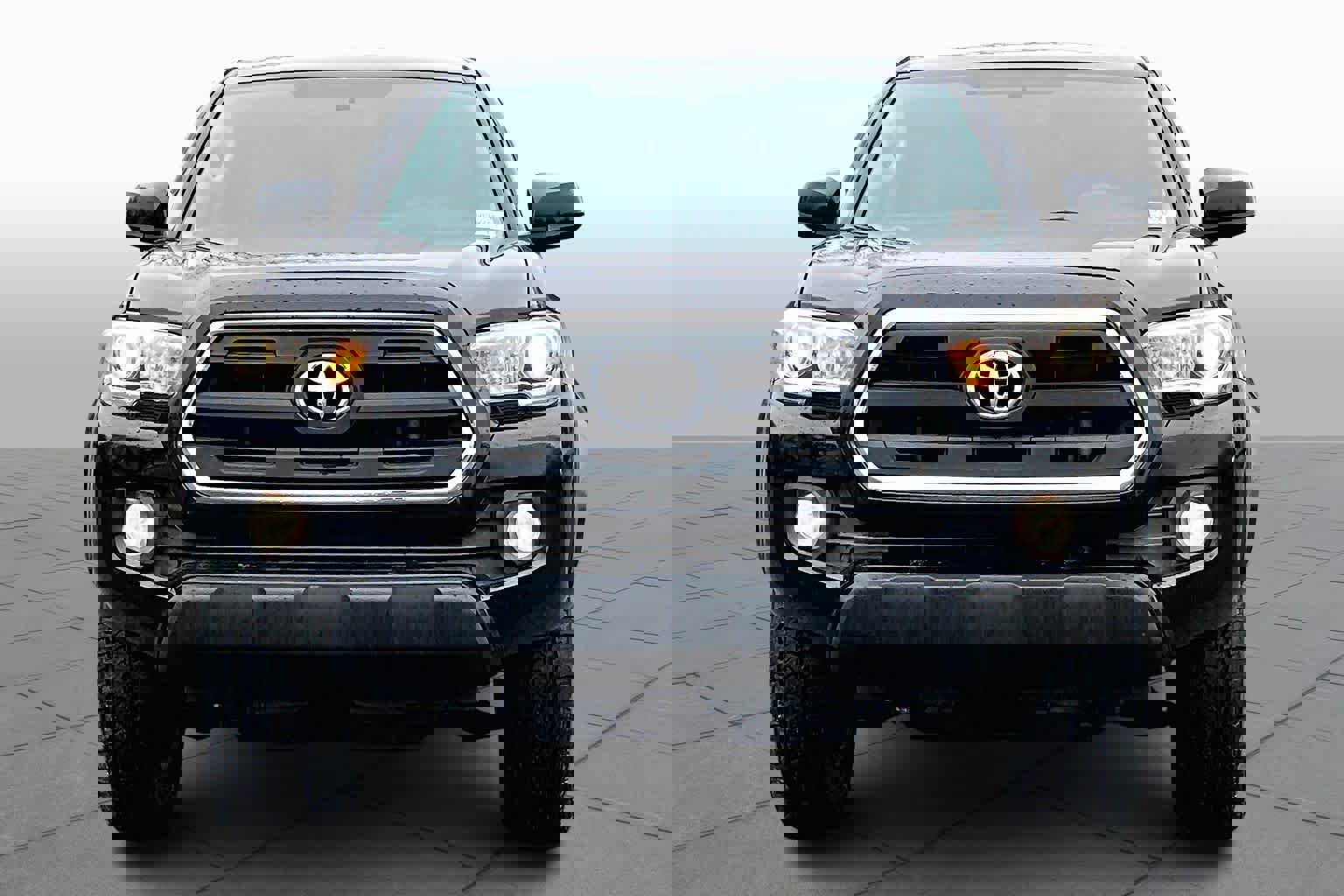 Used 2017 Toyota Tacoma SR5 w/ SR5 Appearance Package (SM) image 4