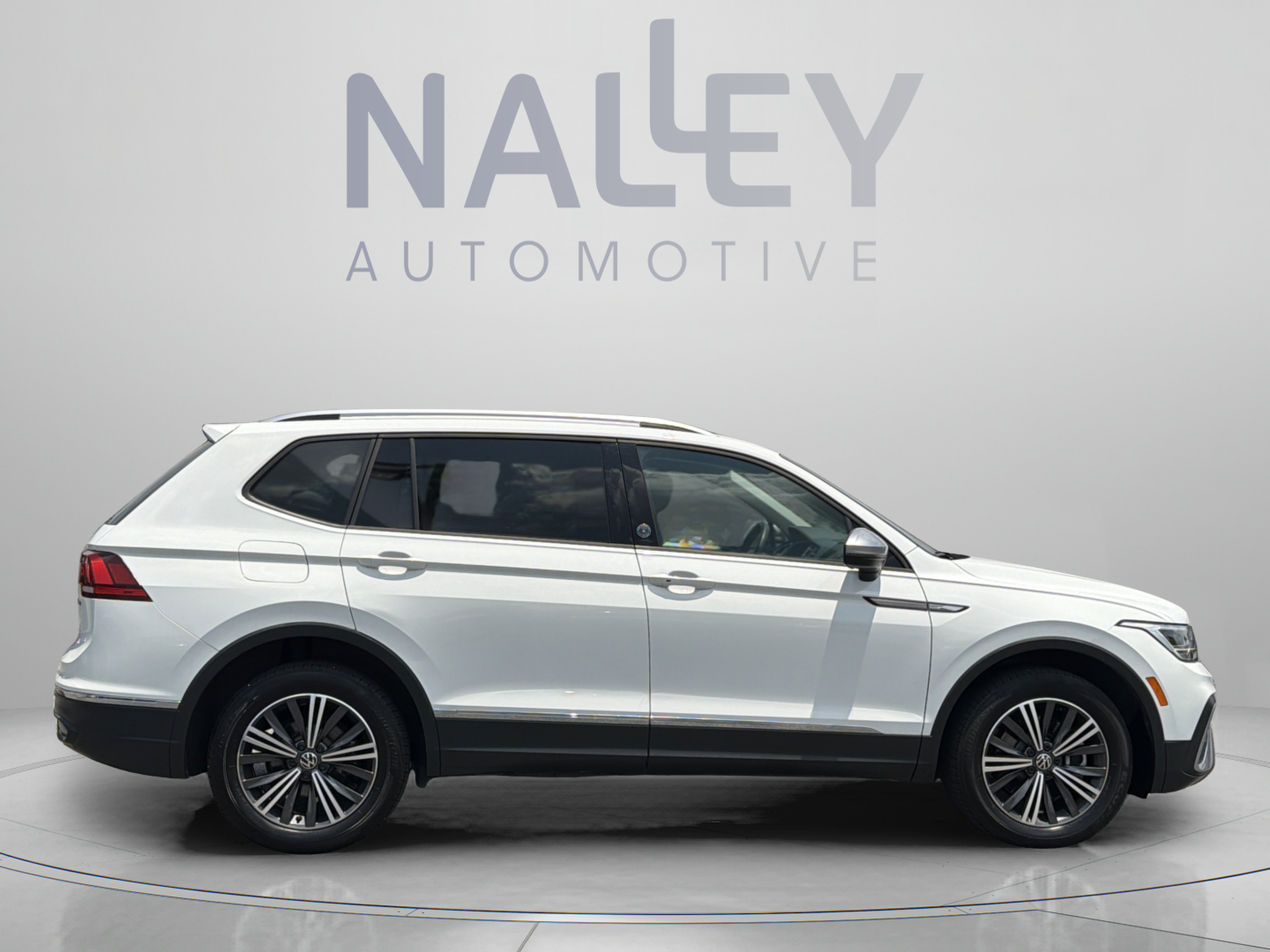 Used 2024 Volkswagen Tiguan Wolfsburg Edition AWD/4WD image 6