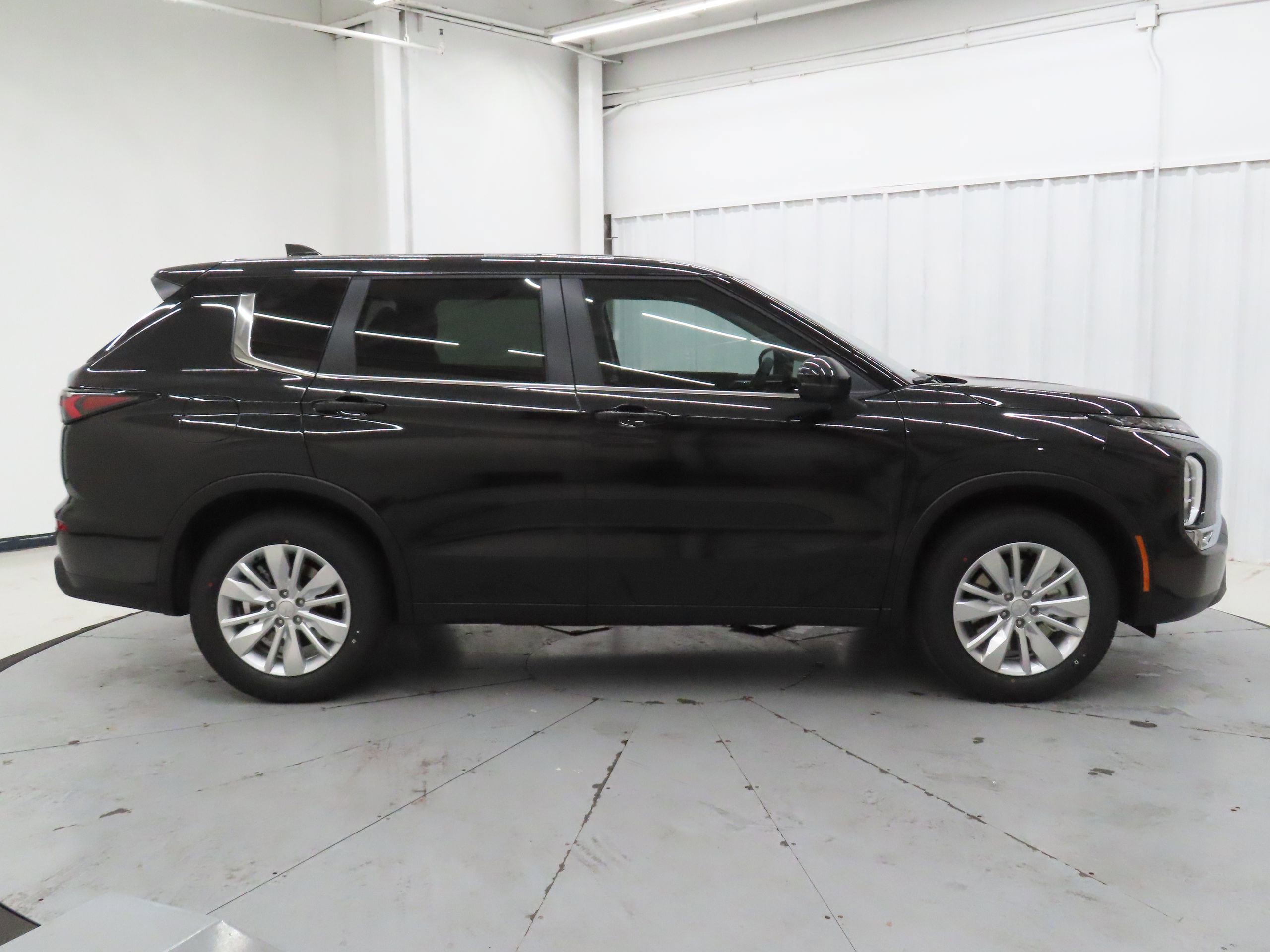 New 2026 Mitsubishi Outlander ES image 2