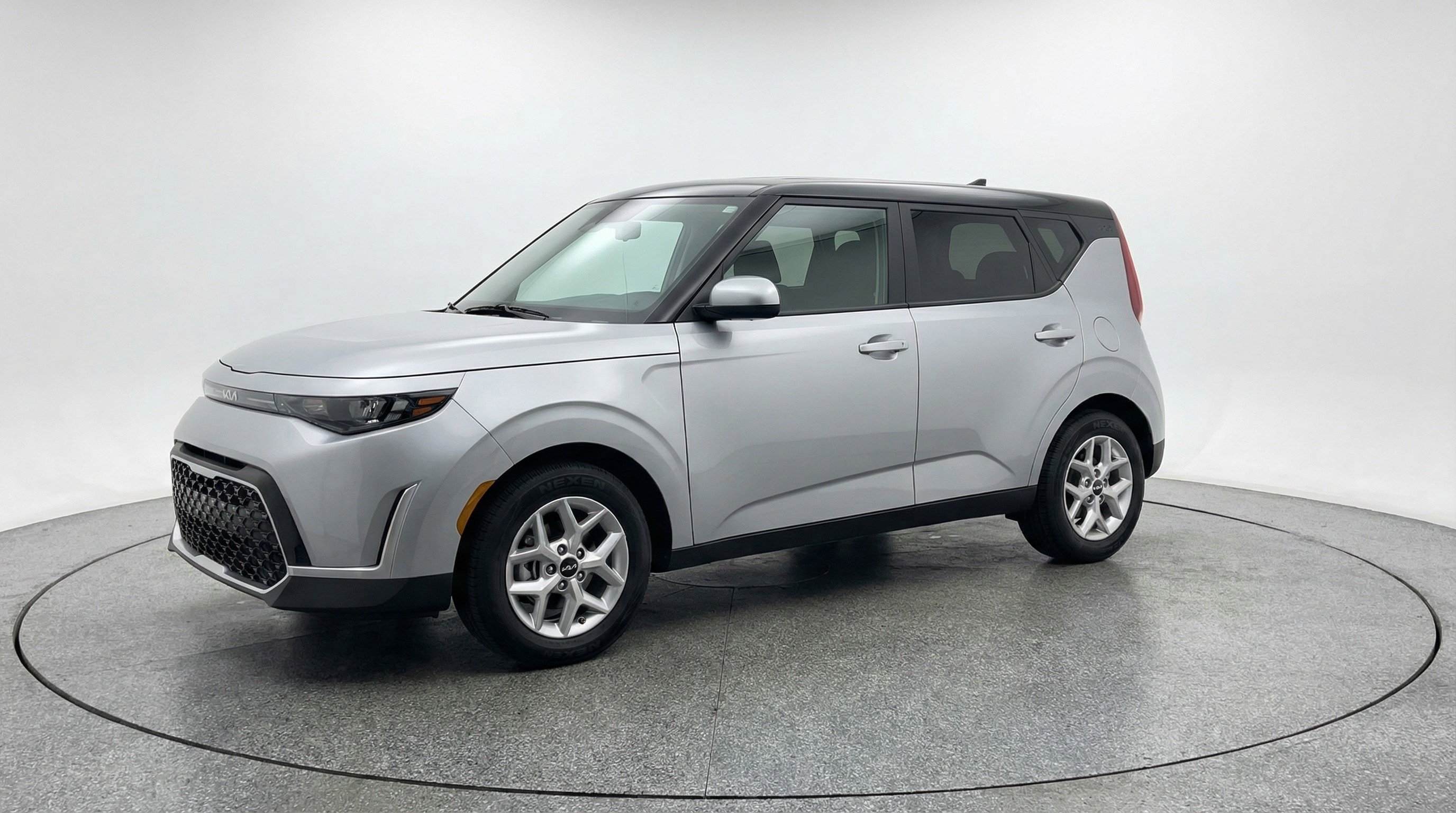 Used 2025 Kia Soul LX w/ LX Technology Package FWD image 3