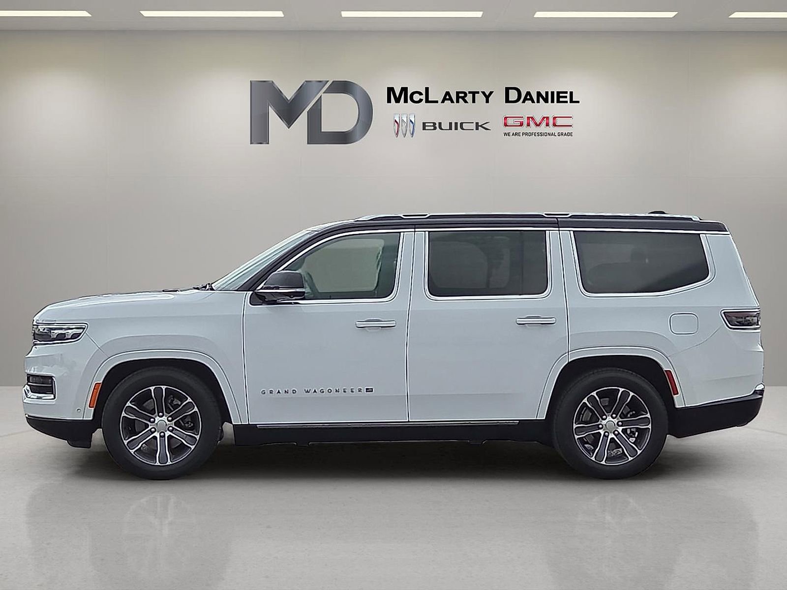 Used 2023 Jeep Grand Wagoneer 4WD image 3