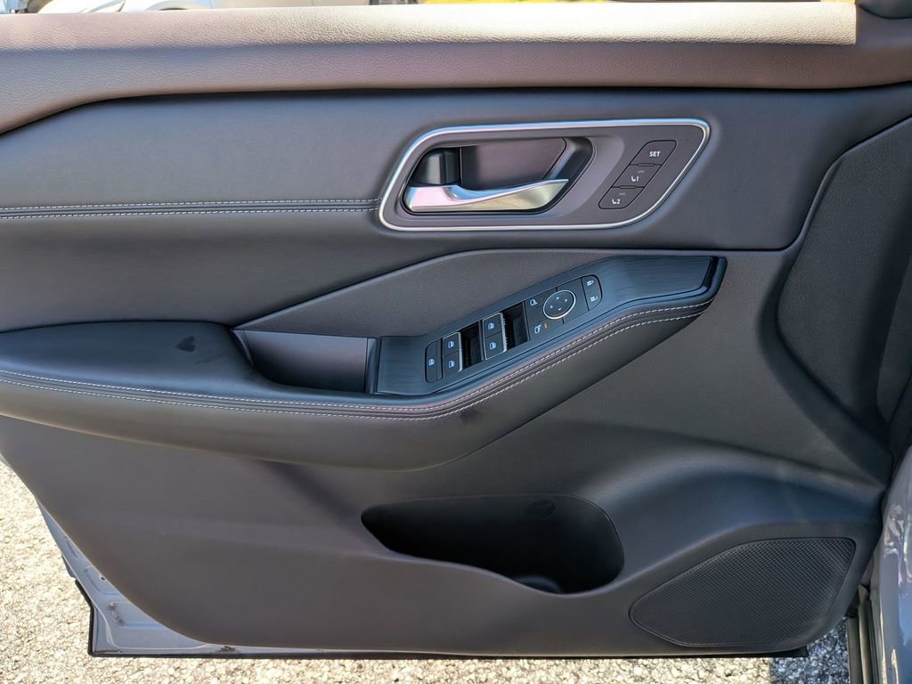 Used 2021 Nissan Rogue Platinum FWD image 31