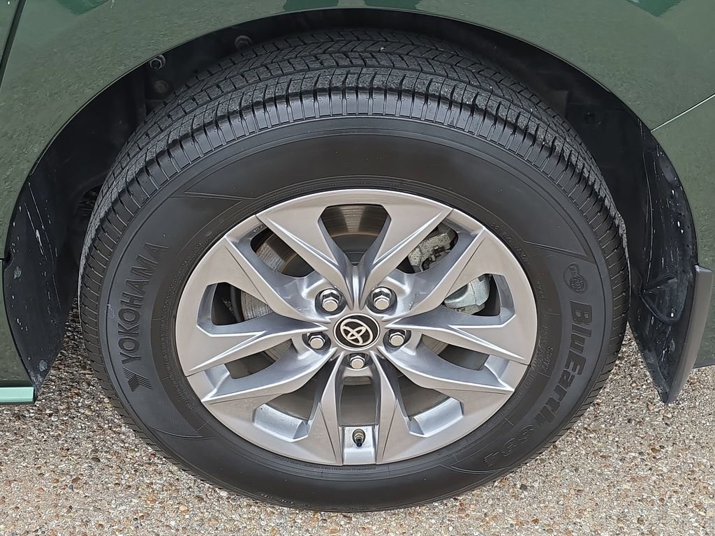 Used 2025 Toyota Sienna XLE FWD image 34
